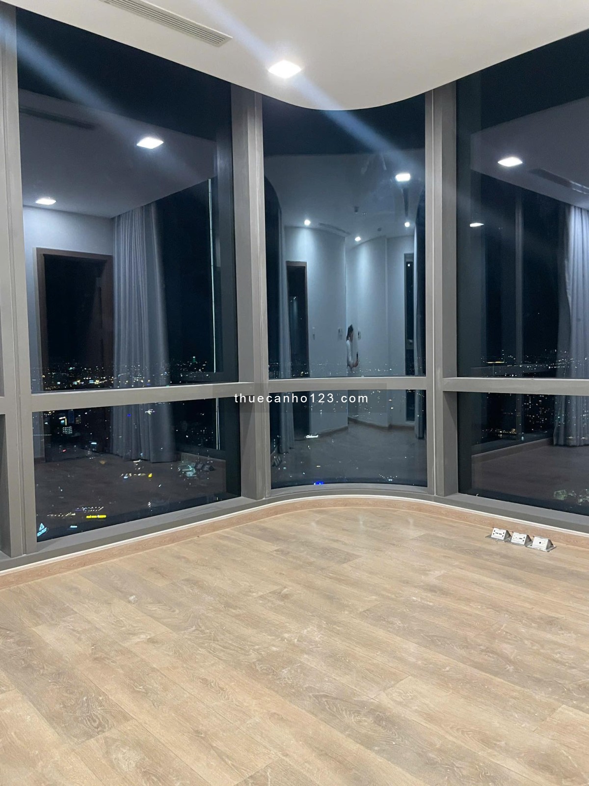 English below - Căn hộ tháp Landmark 81 3PN nội thất cơ bản giá 39.5 tr, tầng cao vew sông xịn xò.