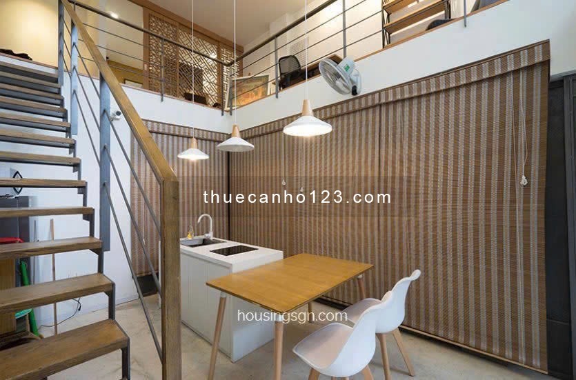 Cho thuê căn hộ Duplex gần Ngã tư Hàng Xanh, rộng 60m2, cửa sổ lớn