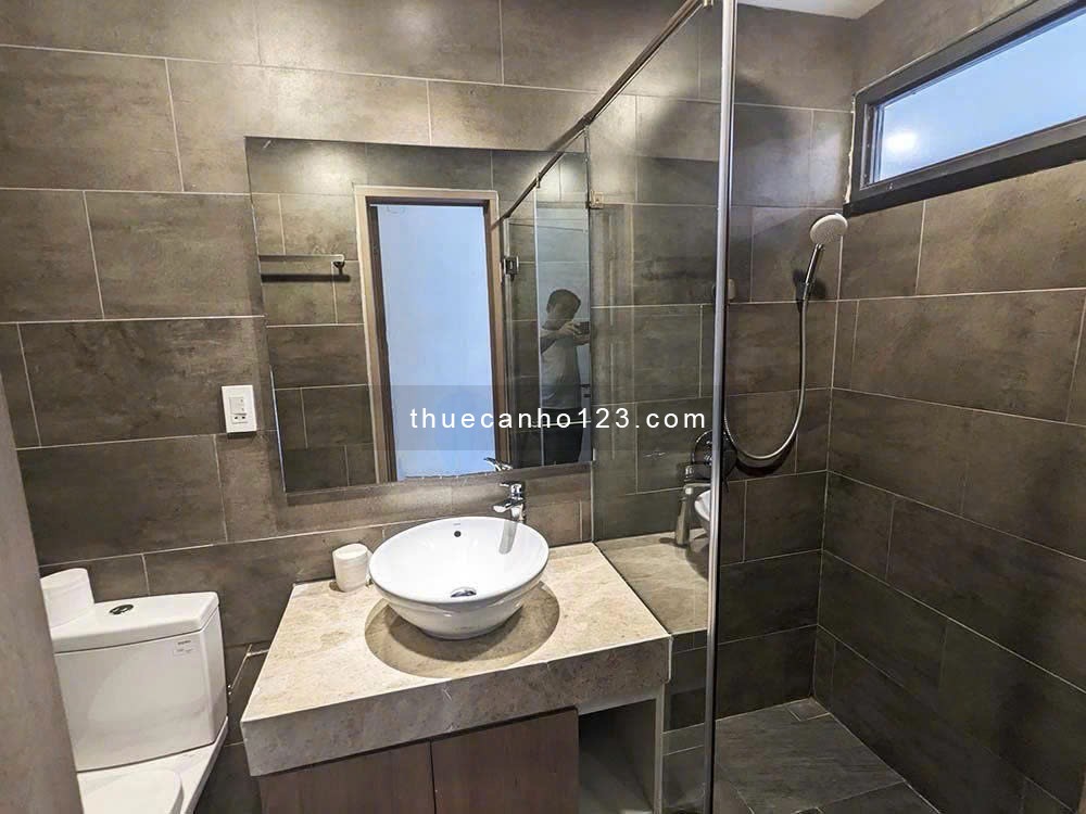 Cho thuê căn hộ Duplex gần Ngã tư Hàng Xanh, rộng 60m2, cửa sổ lớn