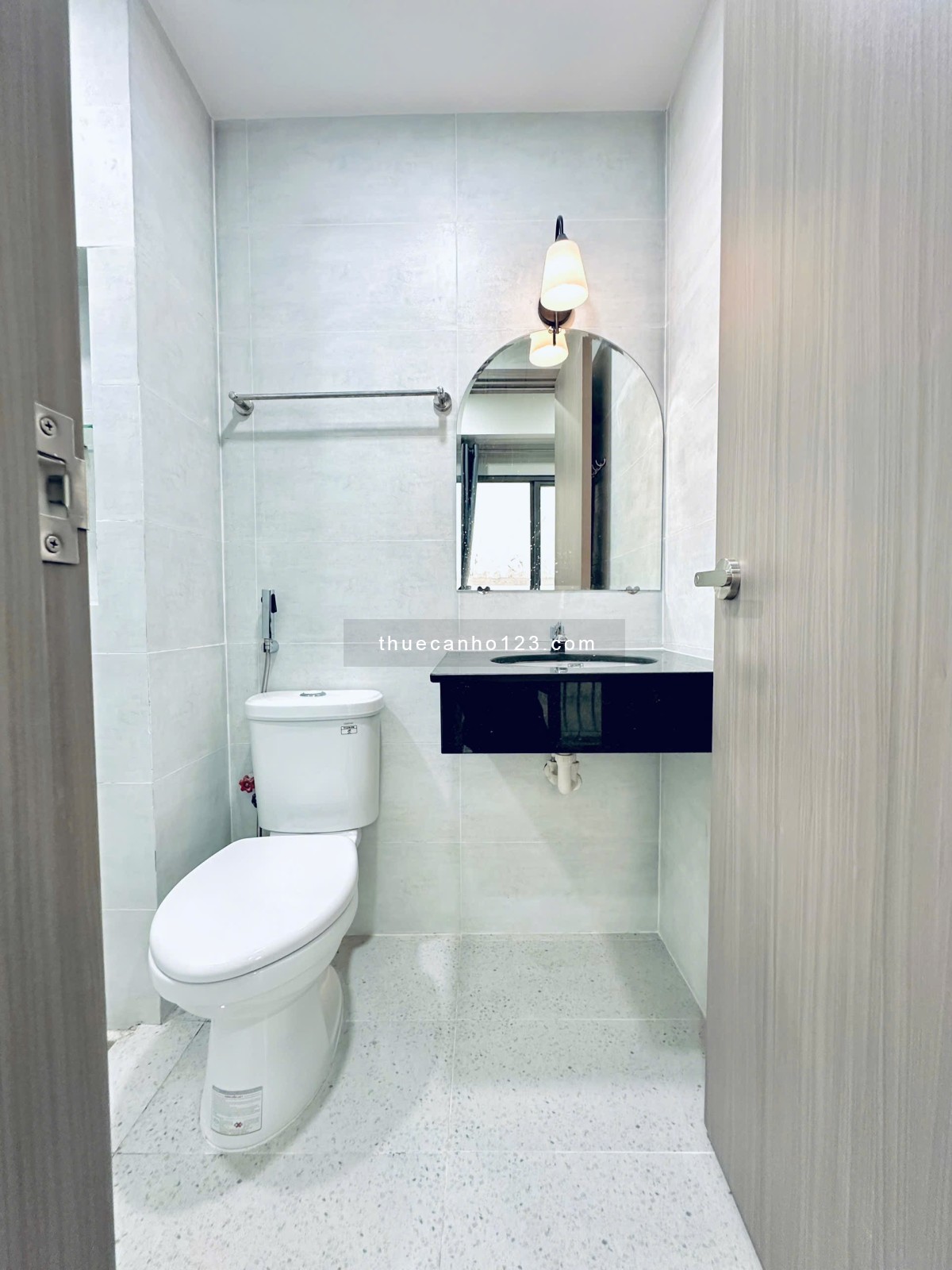 Căn hộ mới khai trương Balcon/ Cửa sổ thoáng – Ngã tư Hàng Xanh – Chợ Bà Chiểu – Bình Thạnh