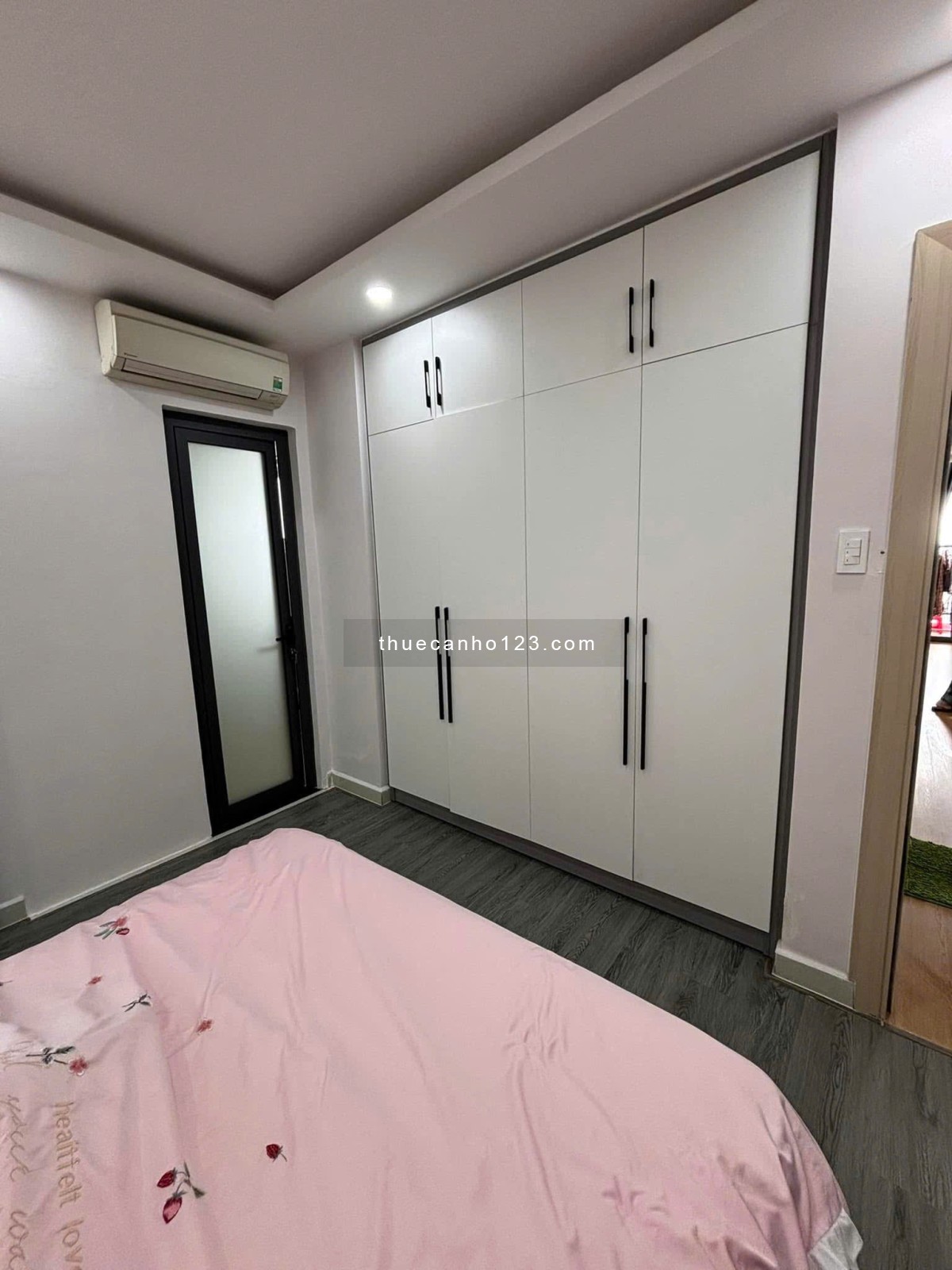 Chung cư Carillon 1, Hoàng Hoa Thám, TB: 70m2, 2p ngủ, ban công 12tr/th.