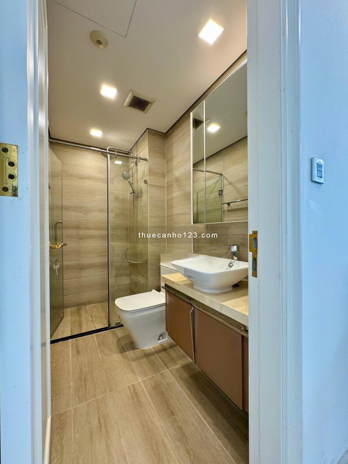 Cho thuê CC 2PN, 2WC view sông, Landmark giá tốt chỉ 28 triệu/th tại Vinhomes Golden River, 83m2, Q1