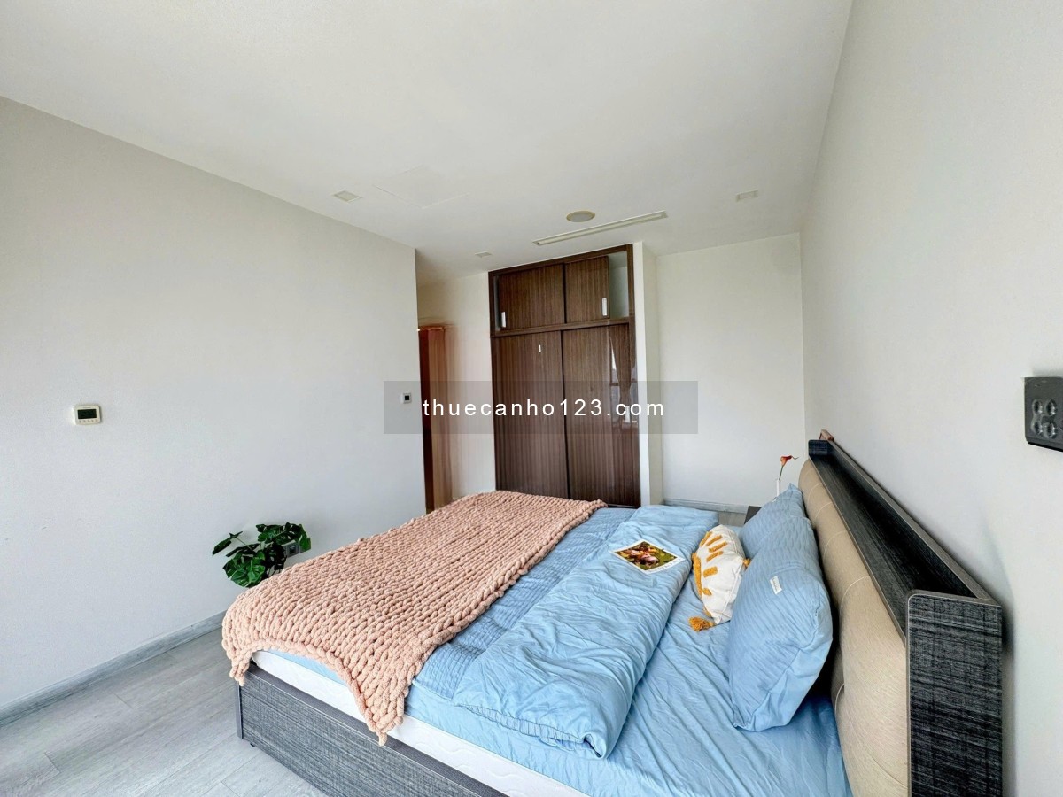 Cho thuê CC 2PN, 2WC view sông, Landmark giá tốt chỉ 28 triệu/th tại Vinhomes Golden River, 83m2, Q1