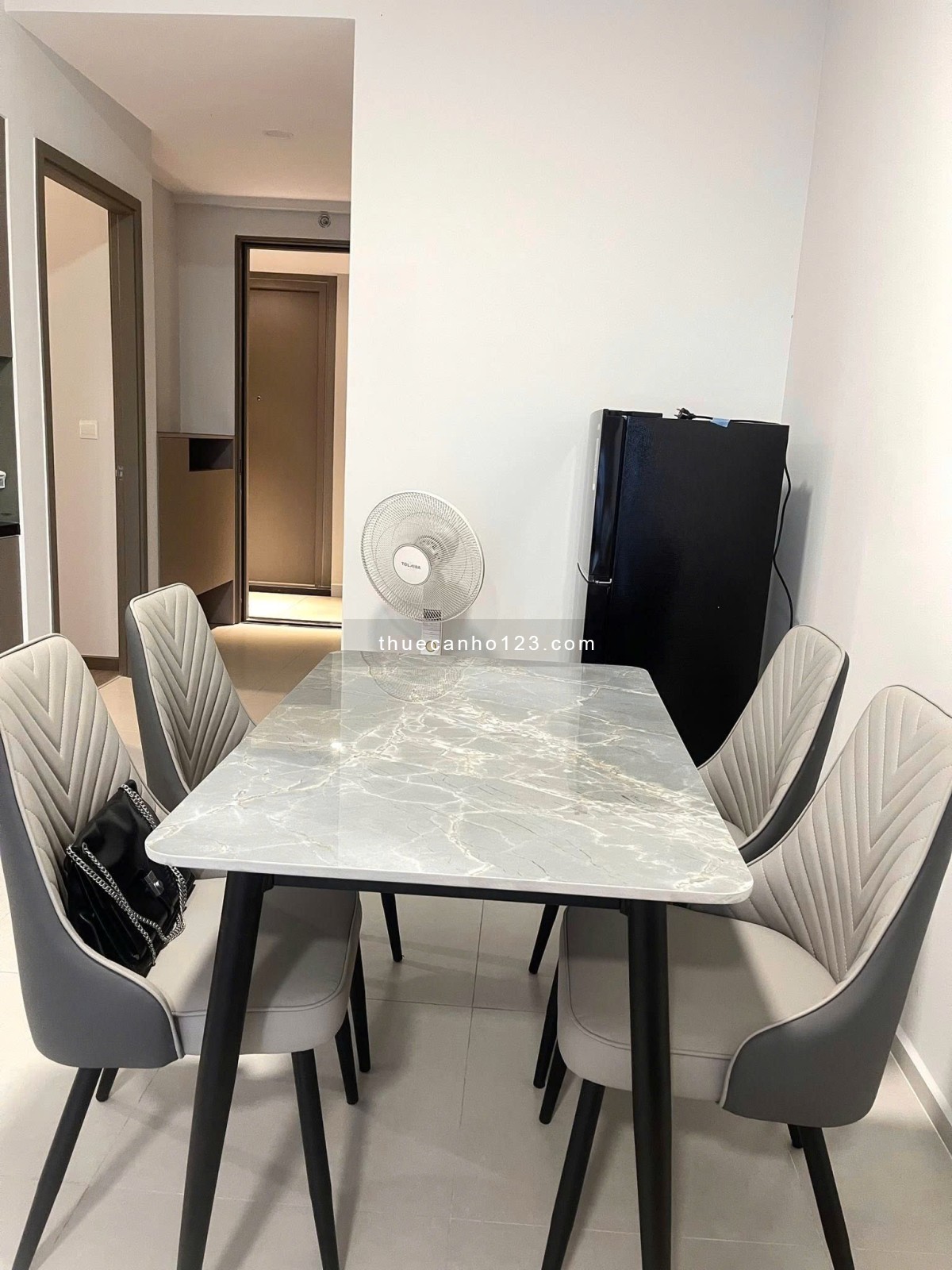 Chung cư Saigon Airport, Tân Bình: 95m2, 2p ngủ, nội thất, 18tr/th