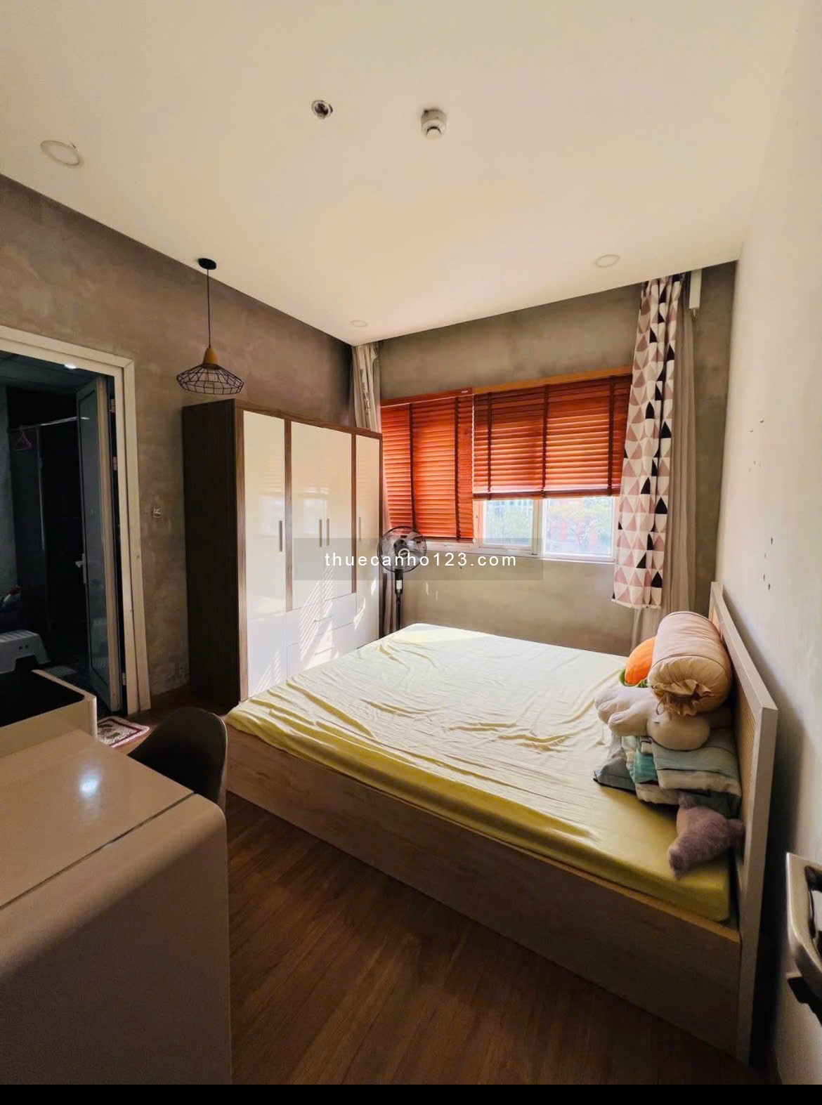 Giá 12tr/th, Chung cư Carillon 1, Hoàng Hoa Thám, P13, TB, 70m2, 2PN.
