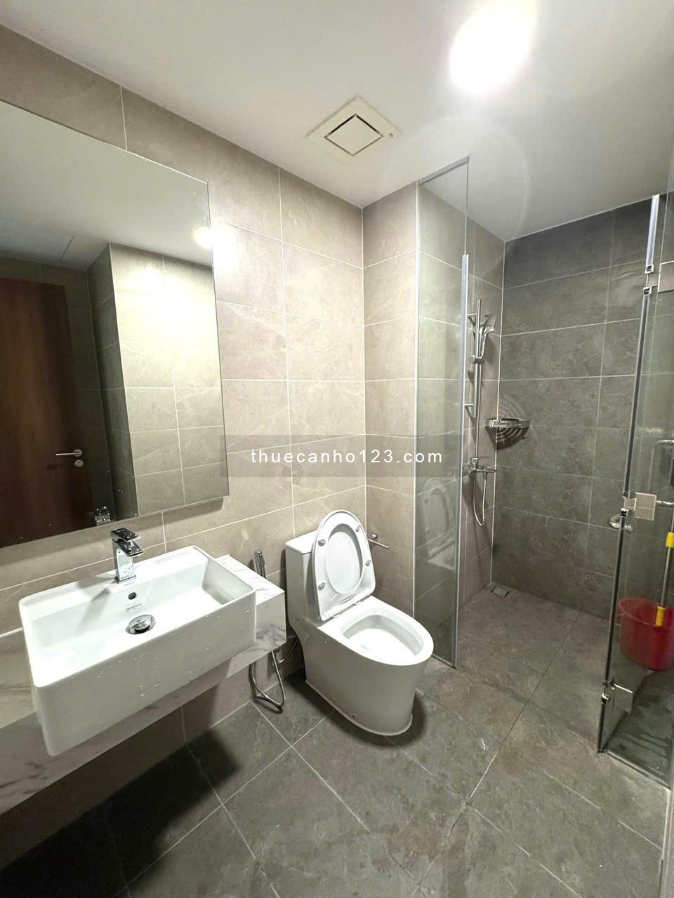 Cao ốc Phú Nhuận, Hoàng Minh Giám, PN: 2p ngủ, 2wc, full nt, 17tr/th, 95m2