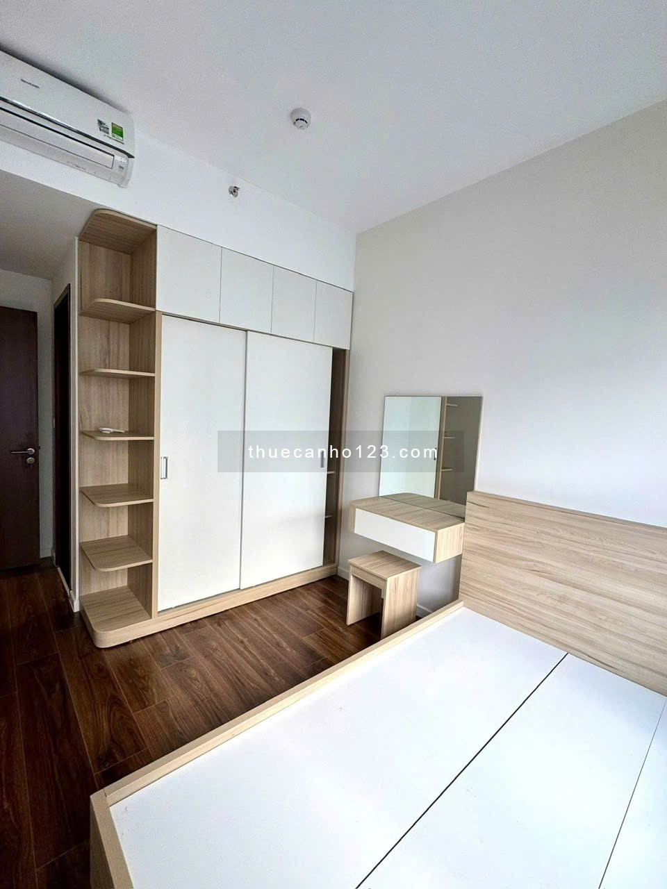 Cao ốc Phú Nhuận, Hoàng Minh Giám, PN: 2p ngủ, 2wc, full nt, 17tr/th, 95m2