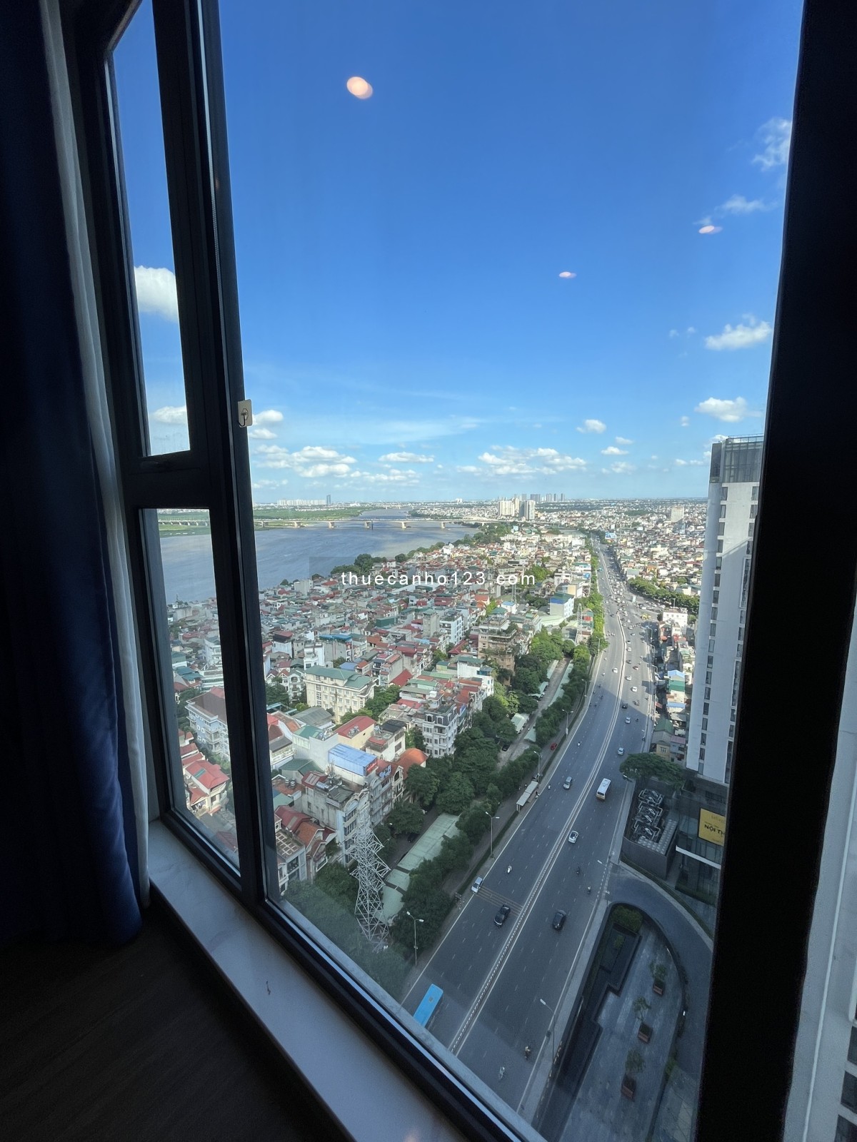 Chính chủ: Cho thuê căn hộ 2PN tầng cao view sông Hồng, full nội thất cao cấp