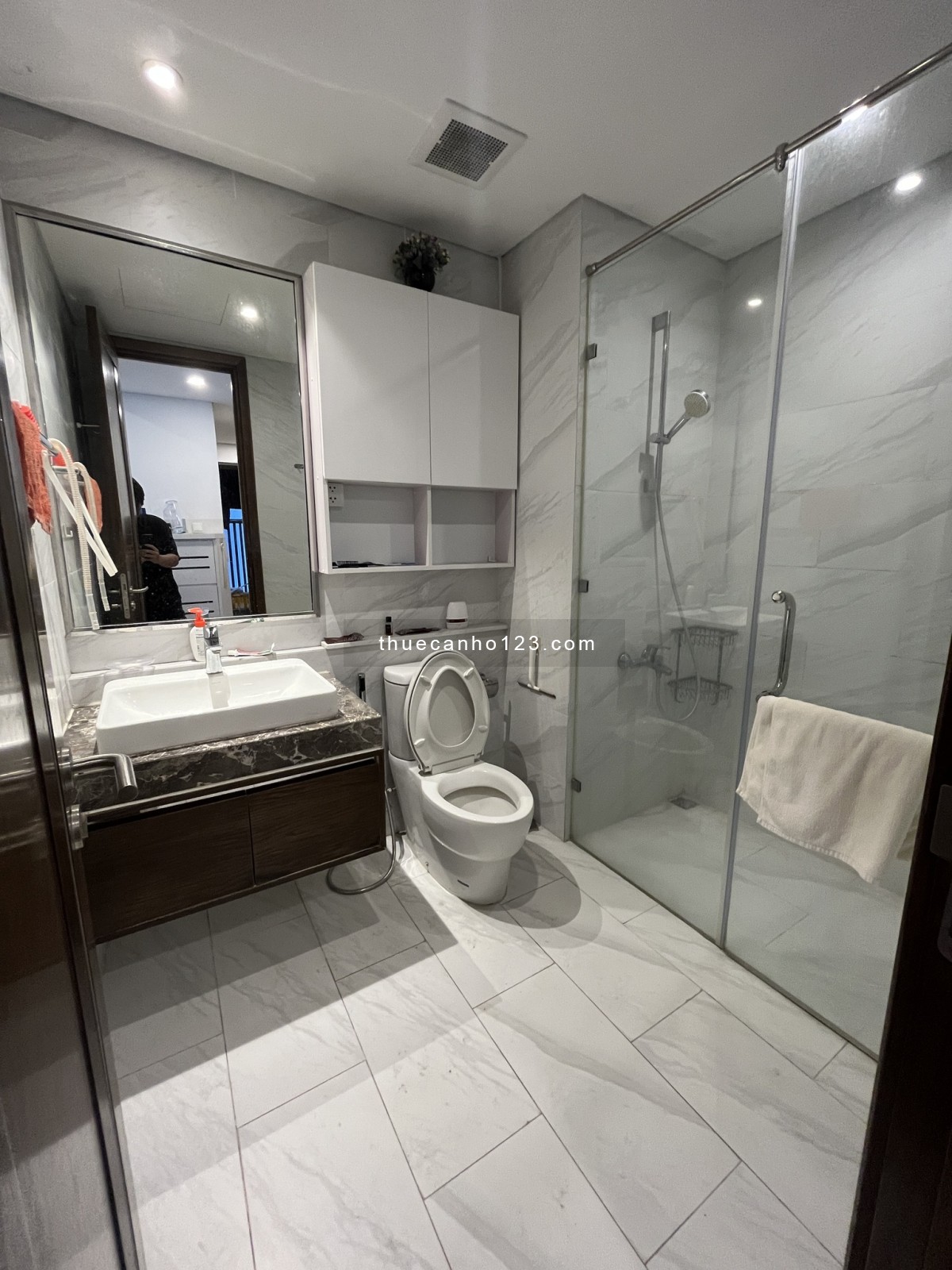 Chính chủ: Cho thuê căn hộ 2PN tầng cao view sông Hồng, full nội thất cao cấp