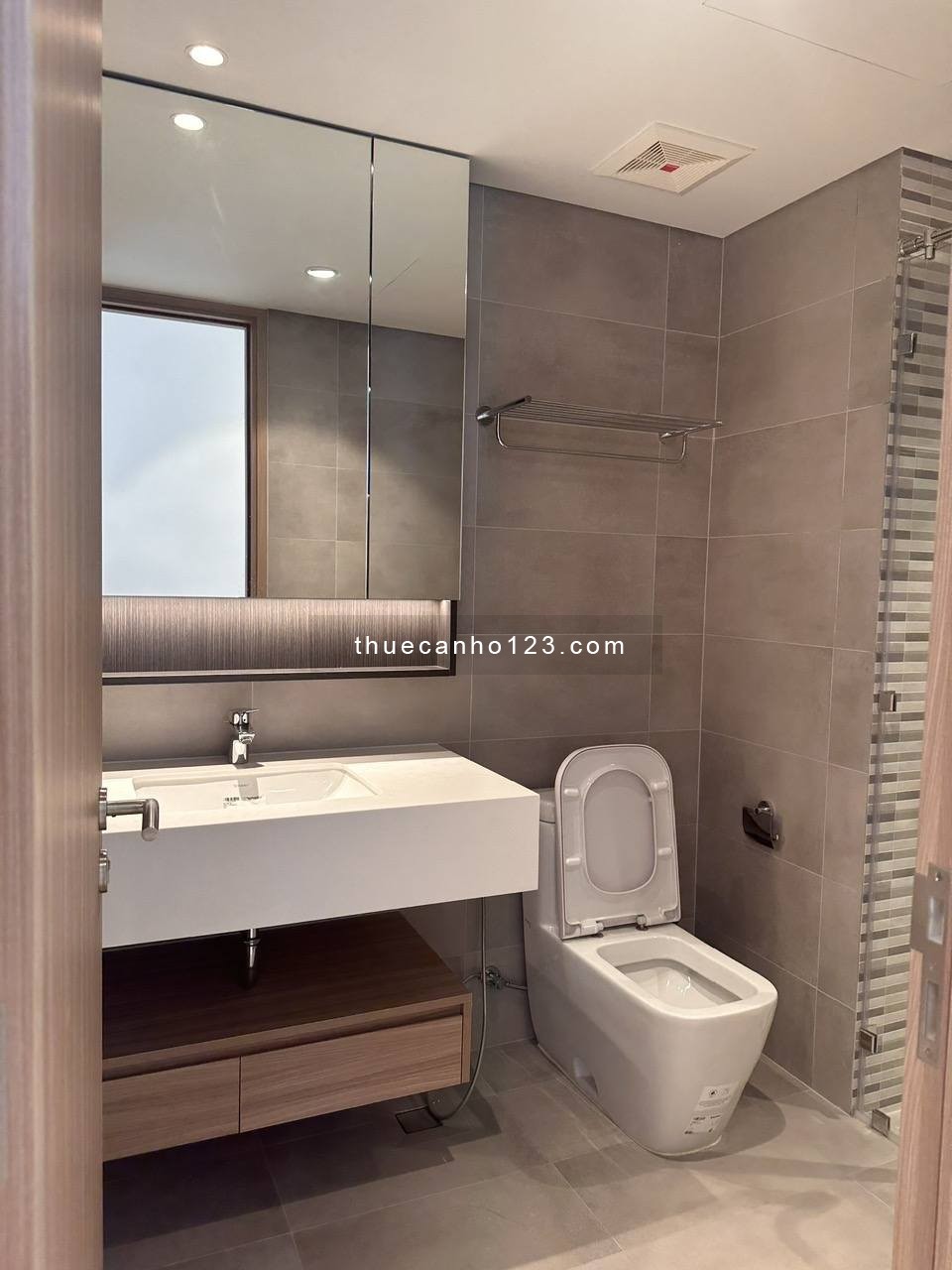  Thuê Căn Hộ The Horizon 3PN Cao Cấp – View Hồ Bơi, Full NT – Giá Tốt Chỉ Từ 2000 USD/Tháng!