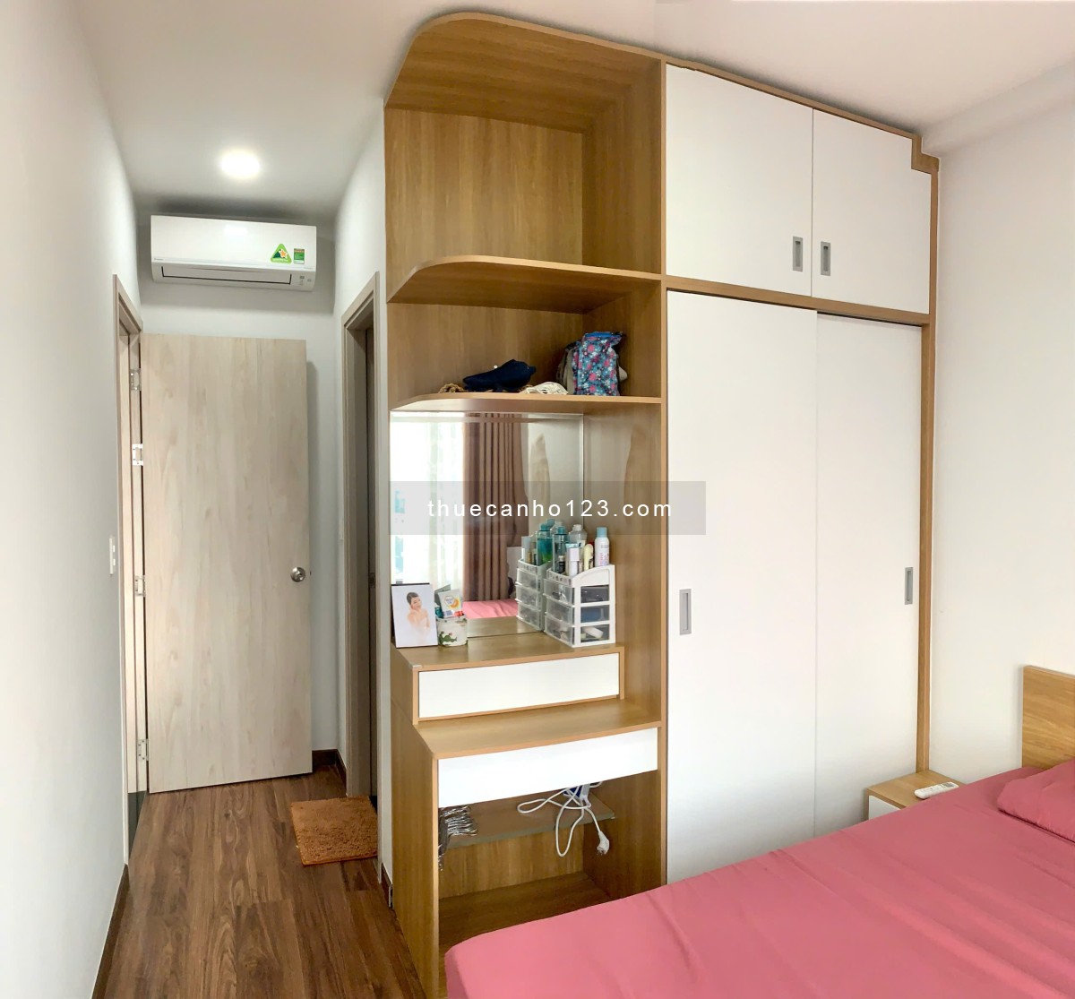 Căn hộ 2 phòng ngủ 2 toilet có đầy đủ nội thất cho thuê 8tr, ngay VINCOM City