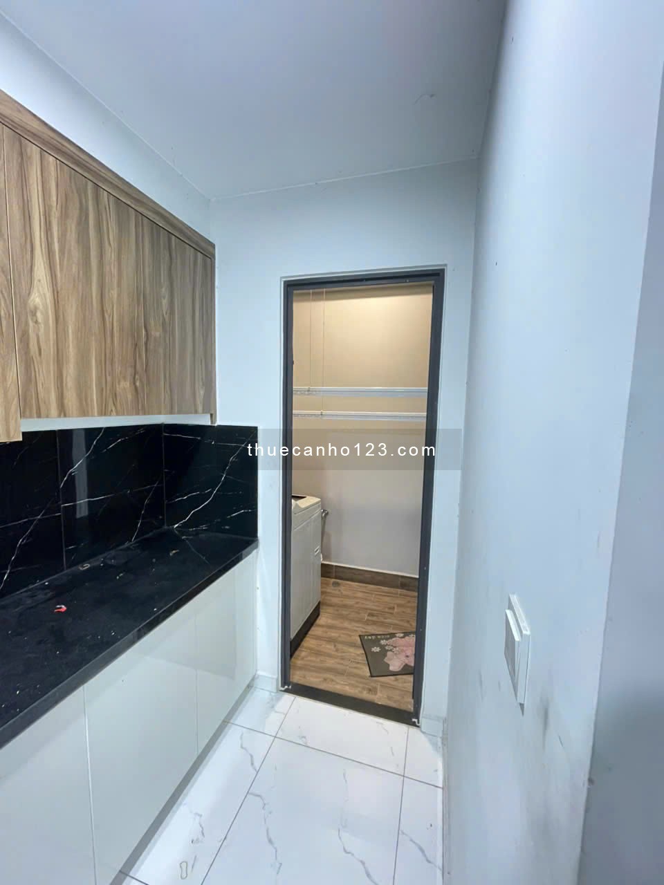 Căn hộ 2 phòng ngủ có sẵn máy lạnh, máy giặt, tủ lạnh cho thuê giá 5.5tr, gần AEON