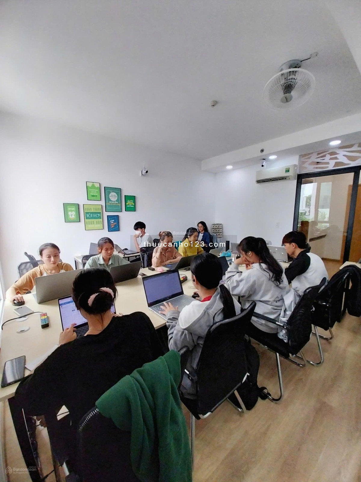 Chính chủ cho thuê officetel Charmington La Pointe 35m2, 1 phòng họp, 1 phòng làm việc, 10tr/tháng