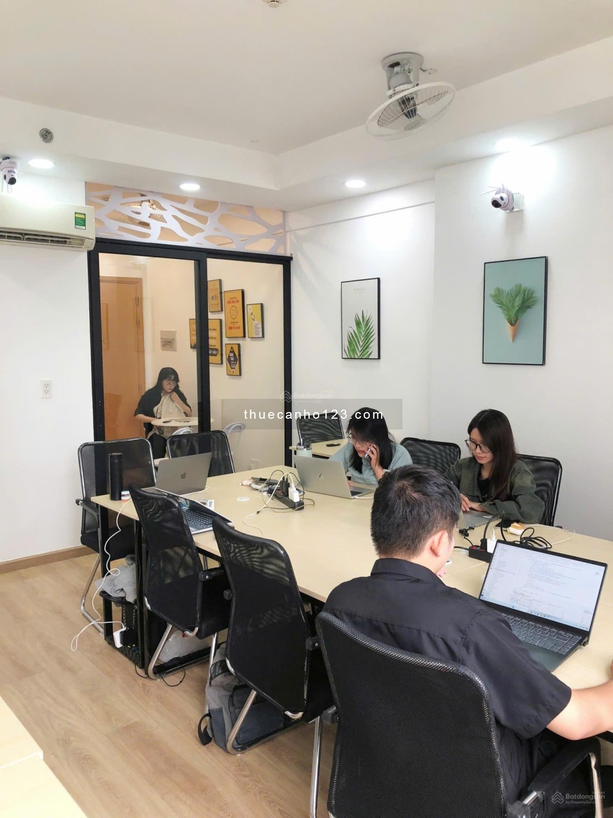 Chính chủ cho thuê officetel Charmington La Pointe 35m2, 1 phòng họp, 1 phòng làm việc, 10tr/tháng