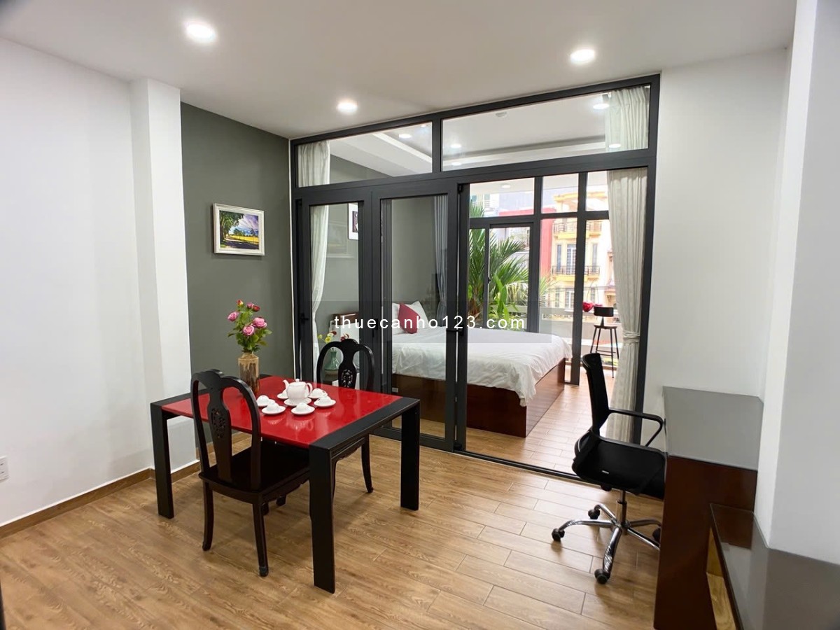 căn hộ 1 phòng ngủ – 55m², có ban công rộng thoáng, nội thất sang trọng, mới tinh, sạch đẹp.