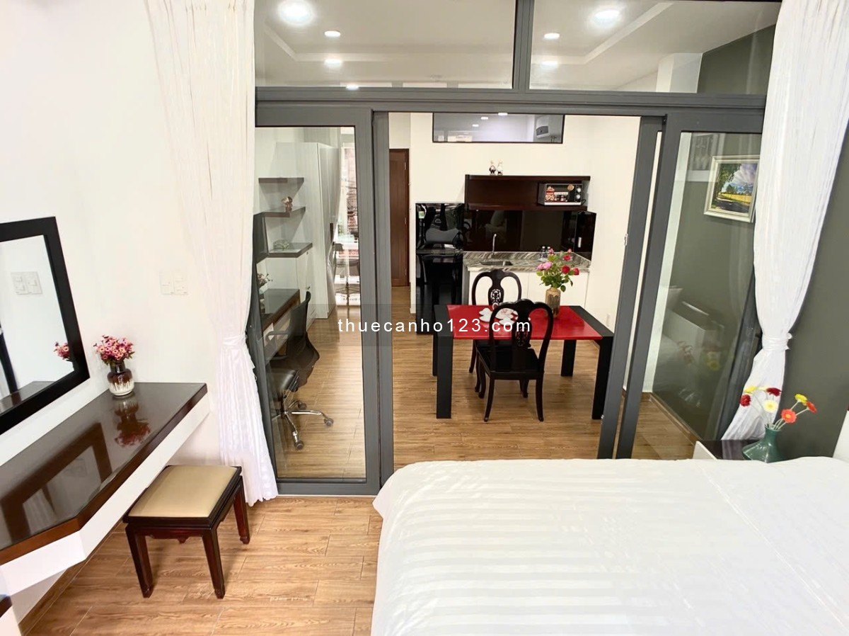 căn hộ 1 phòng ngủ – 55m², có ban công rộng thoáng, nội thất sang trọng, mới tinh, sạch đẹp.