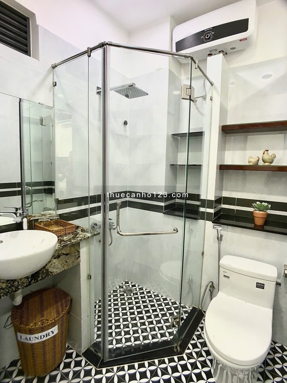 căn hộ 1 phòng ngủ – 55m², có ban công rộng thoáng, nội thất sang trọng, mới tinh, sạch đẹp.