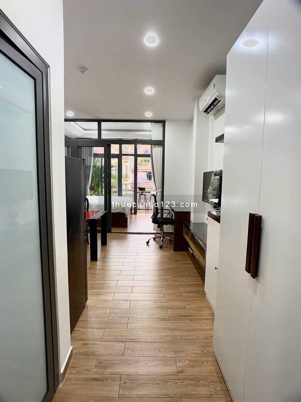 căn hộ 1 phòng ngủ – 55m², có ban công rộng thoáng, nội thất sang trọng, mới tinh, sạch đẹp.
