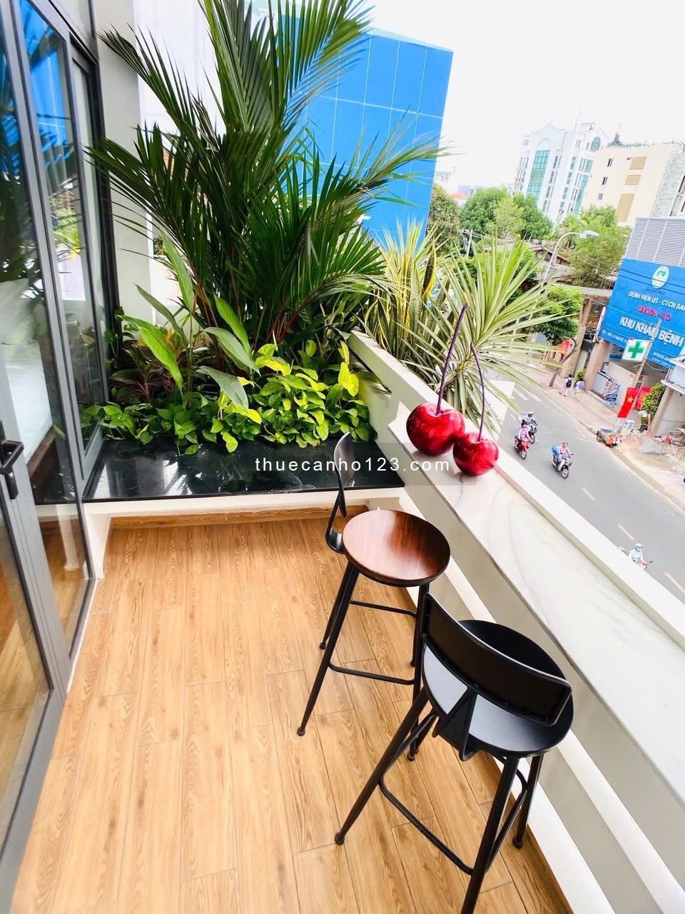 căn hộ 1 phòng ngủ – 55m², có ban công rộng thoáng, nội thất sang trọng, mới tinh, sạch đẹp.