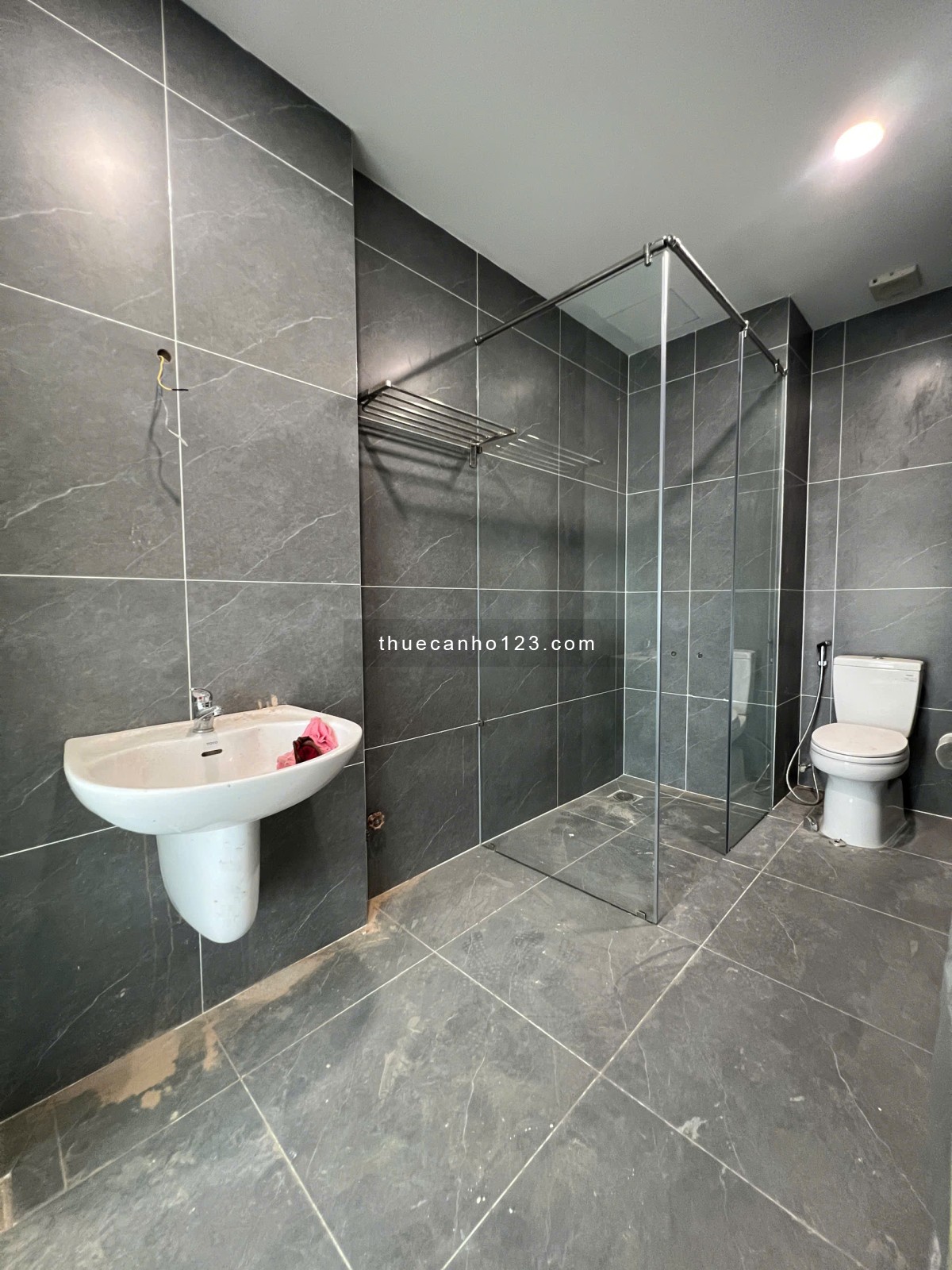 Chính chủ cho thuê căn hộ Quận 1 dạng 1PN, ban công, gần Công viên Lê Văn Tám, Nhà thờ Đức Bà