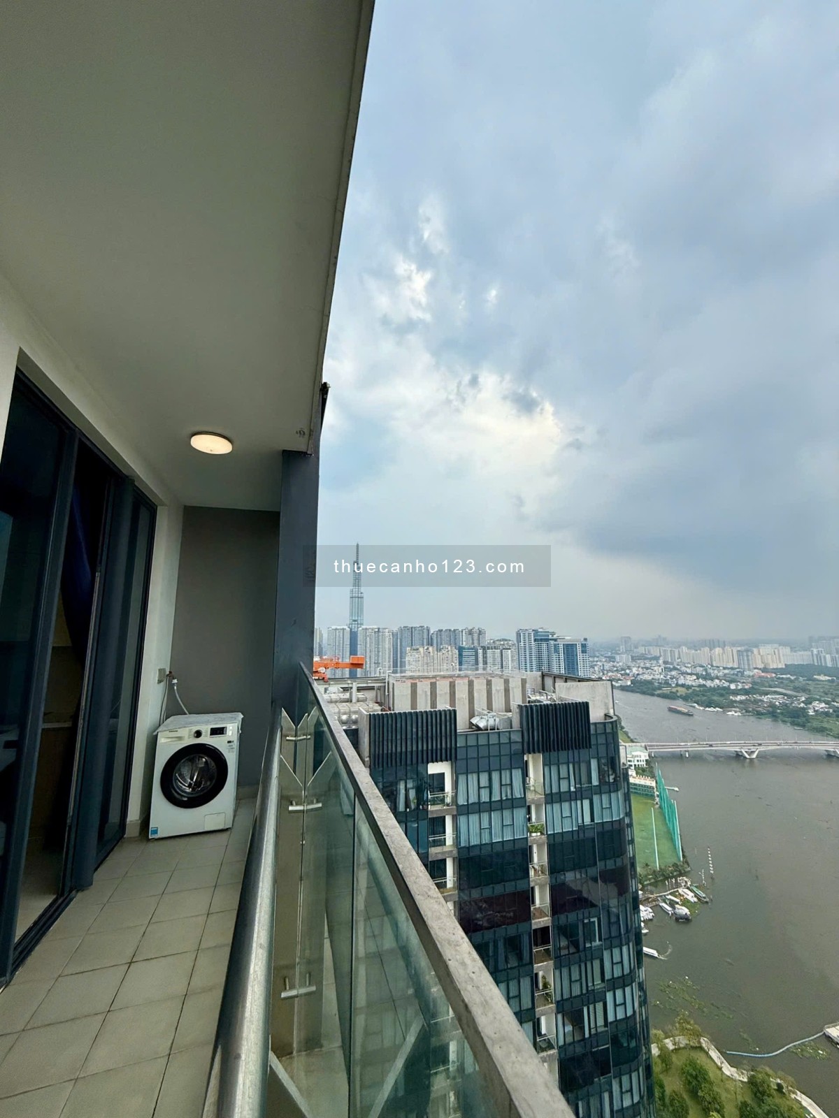 Cho thuê gấp căn 4PN 3WC full nội thất Vinhomes Golden River giâ chỉ 80 triệu