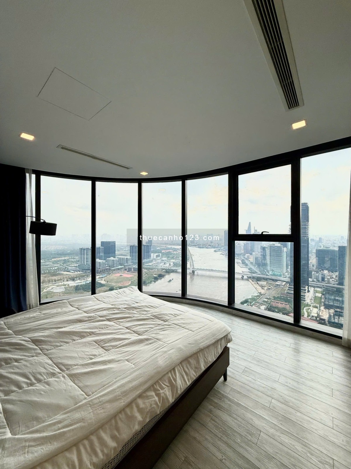 Cho thuê gấp căn 4PN 3WC full nội thất Vinhomes Golden River giâ chỉ 80 triệu