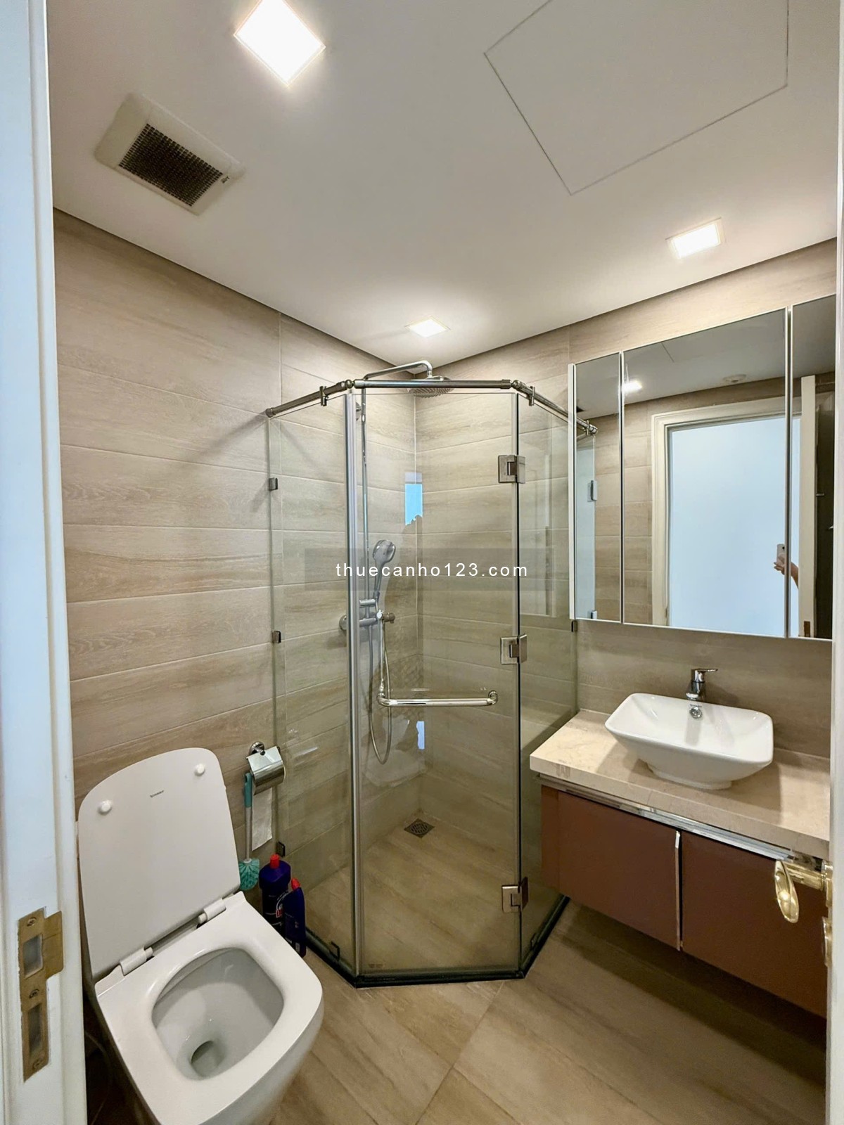 Cho thuê gấp căn 4PN 3WC full nội thất Vinhomes Golden River giâ chỉ 80 triệu