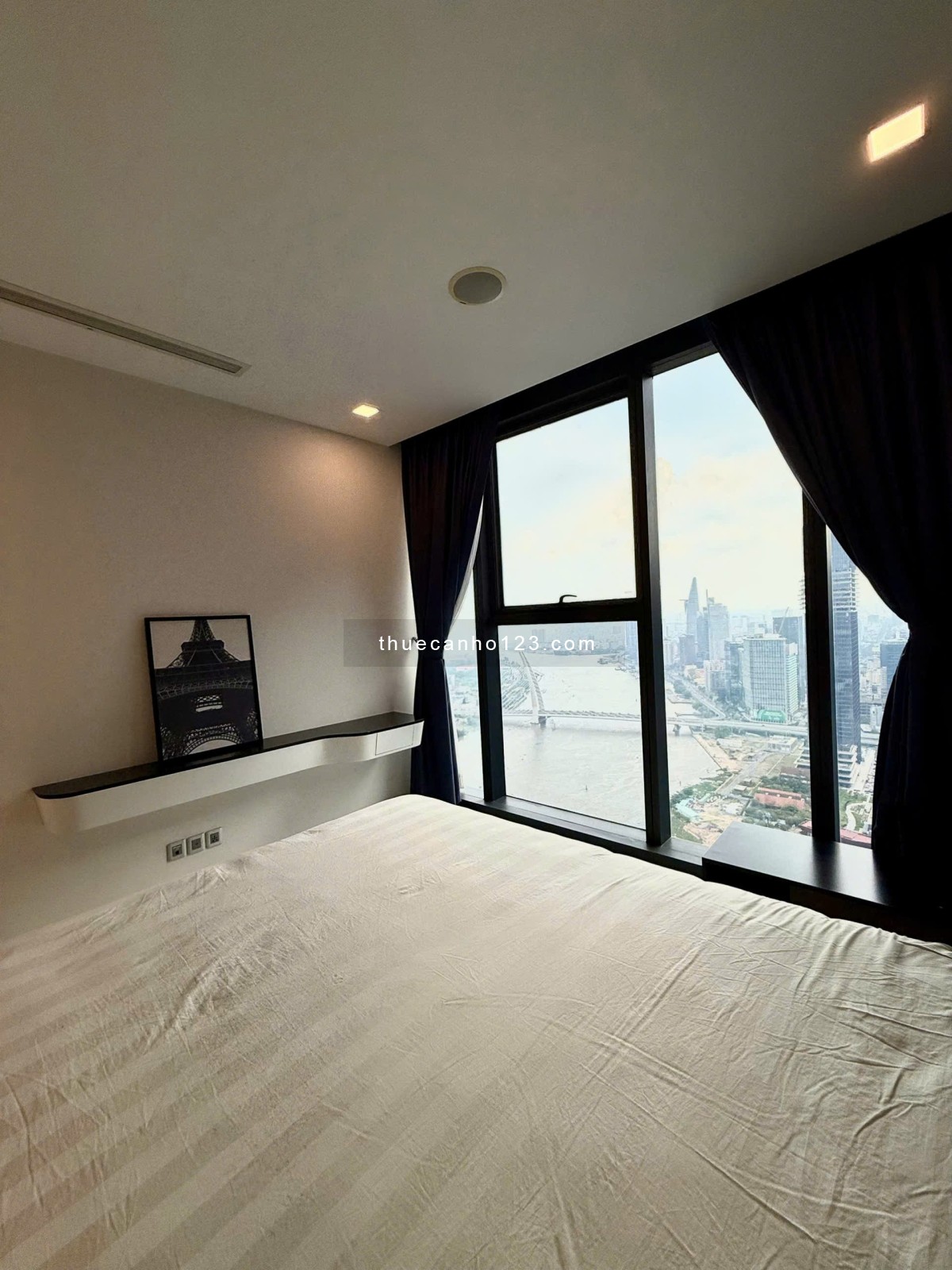 Cho thuê gấp căn 4PN 3WC full nội thất Vinhomes Golden River giâ chỉ 80 triệu