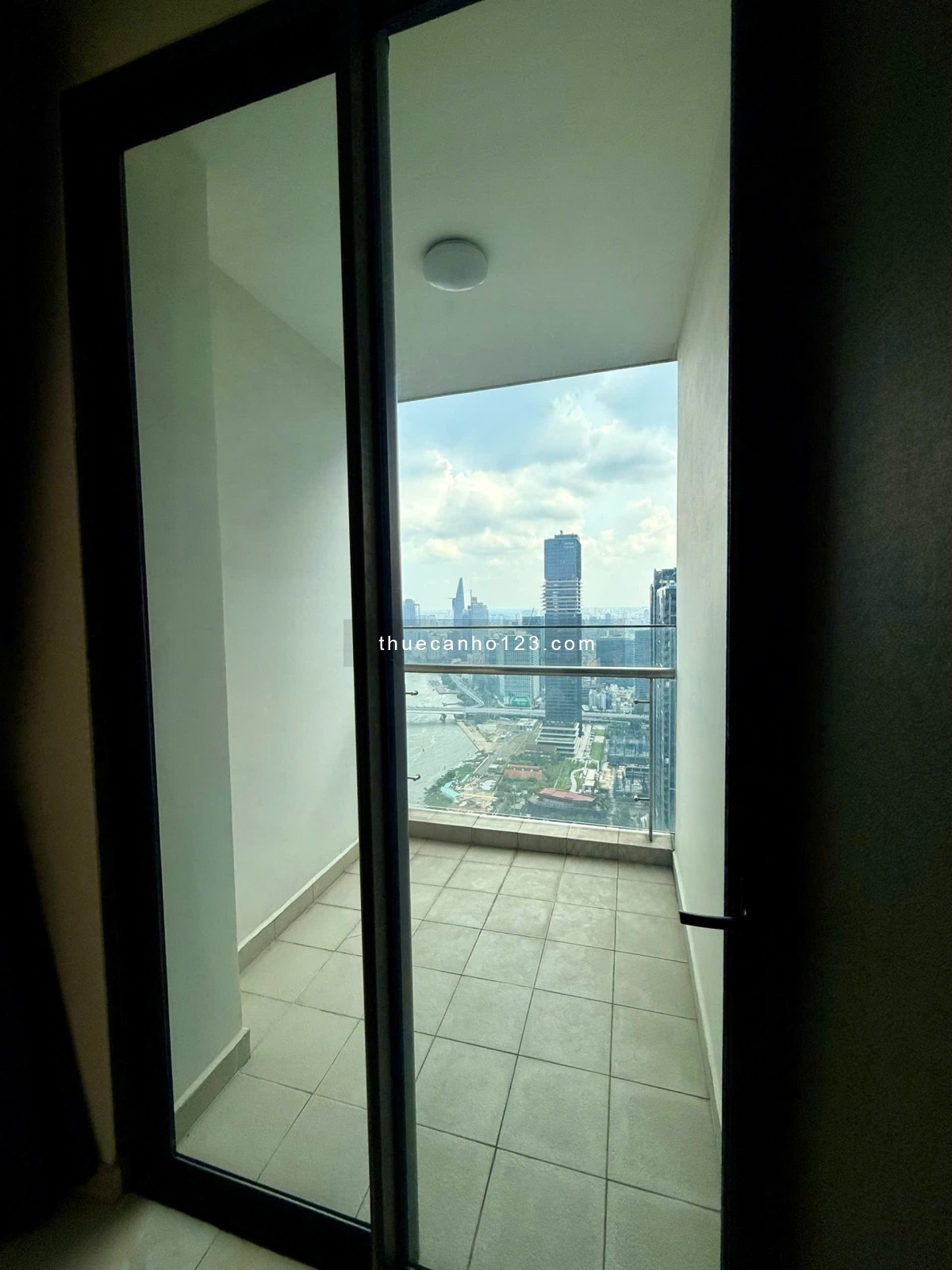 Cho thuê gấp căn 4PN 3WC full nội thất Vinhomes Golden River giâ chỉ 80 triệu