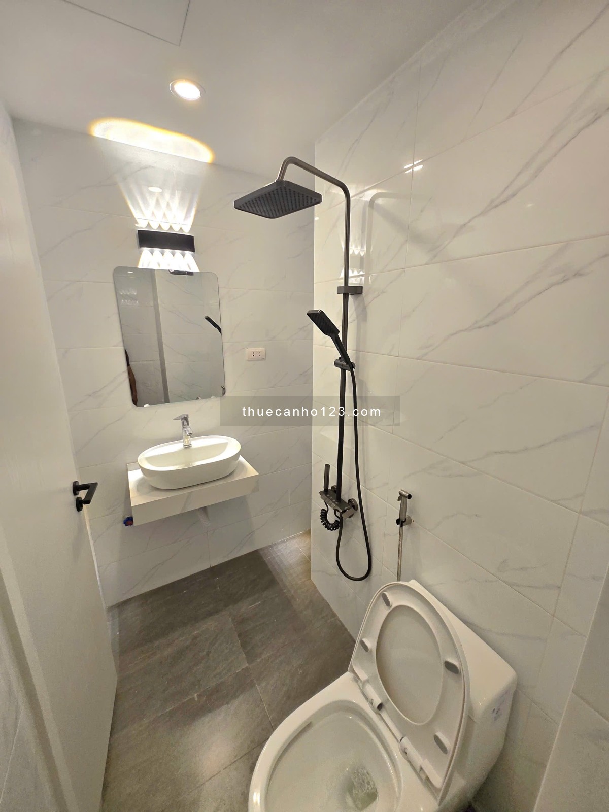 Cho thuê căn hộ chung cư 2 ngủ 2 vs view Hồ Tây