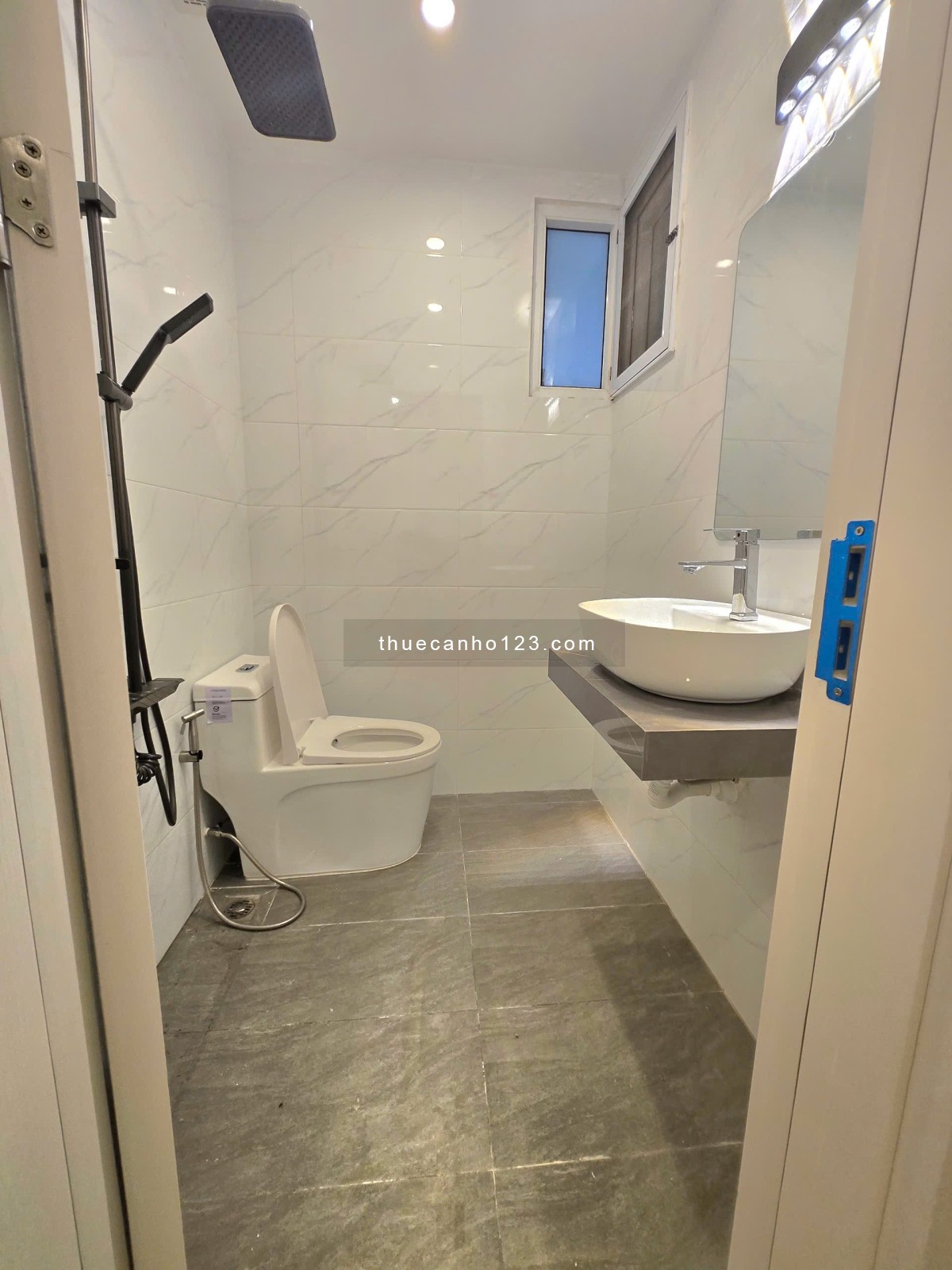 Cho thuê căn hộ chung cư 2 ngủ 2 vs view Hồ Tây