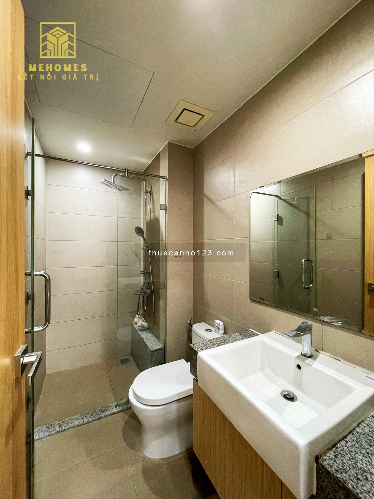 Chính chủ cho thuê 2PN full nội thất xịn đẹp, tầng thấp, view nội khu