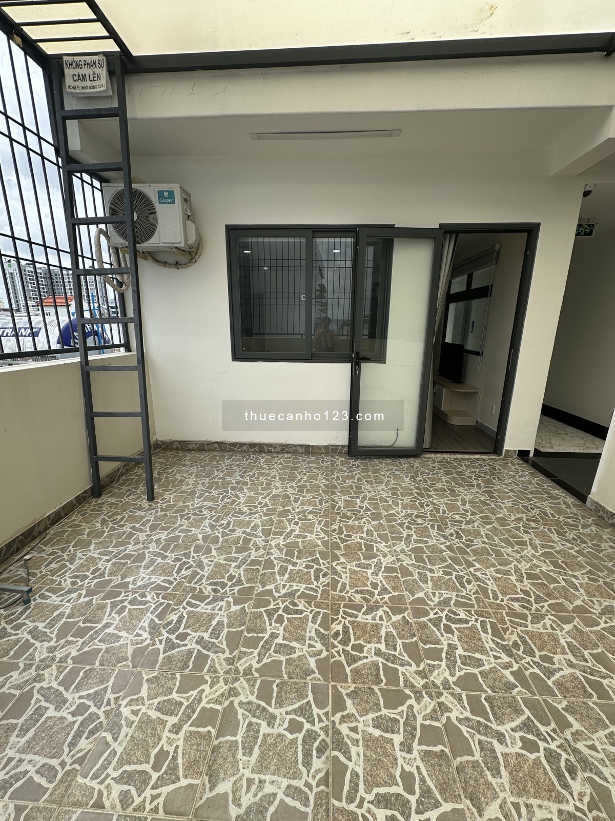 Căn hộ 1PN riêng, tách bếp - Ngay trên trục đường Cửu Long - Kế bên sân bay TSN