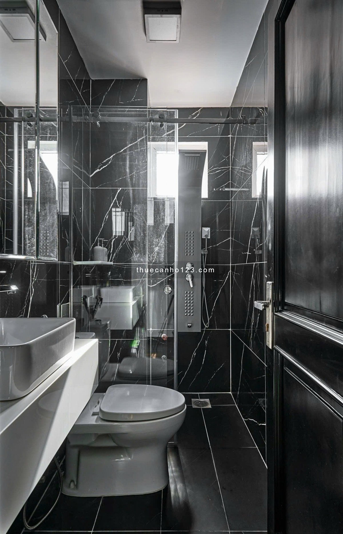 Căn hộ có ban công decor xịn xò tone đen xám, nội thất mới 100%. Đường Cách Mạng Tháng Tám