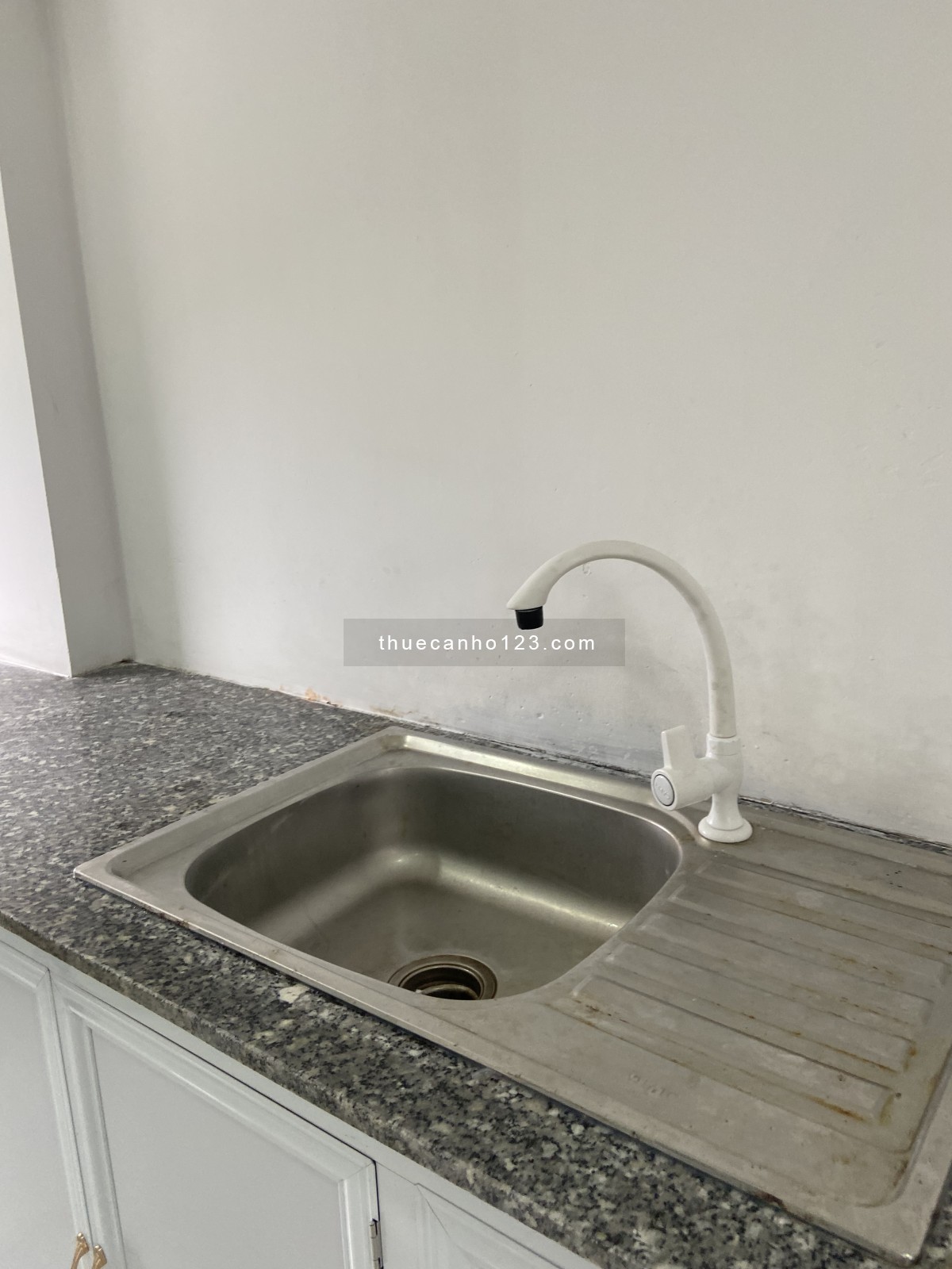 Cho thuê căn hộ chung cư có gác cao 1 m8 giá rẻCó thang máy và hầm giữ xe Tiện ích xung quanh