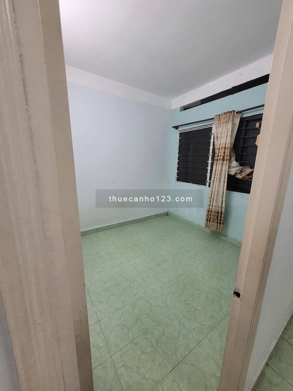 Cho thuê căn hộ Bàu Cát II thang bộ lầu 1, 2 phòng ngủ, giá 7tr3/tháng, nhà sẽ sơn lại mới