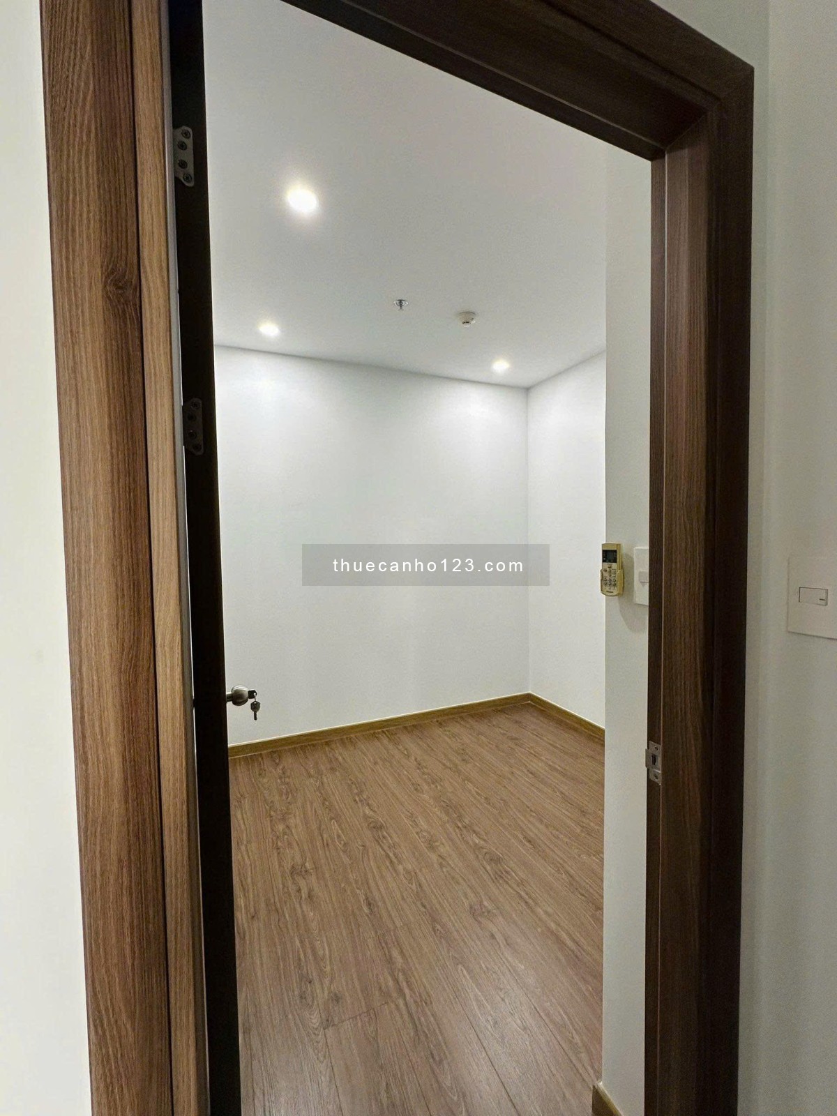 Cao ốc Phú NHuận, Hoàng Minh Giám: 85m2, 2p ngủ, 12,5tr/th