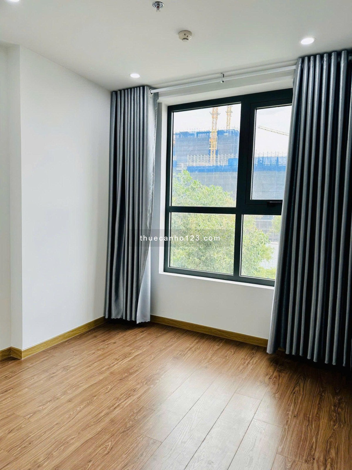 Cao ốc Phú NHuận, Hoàng Minh Giám: 85m2, 2p ngủ, 12,5tr/th