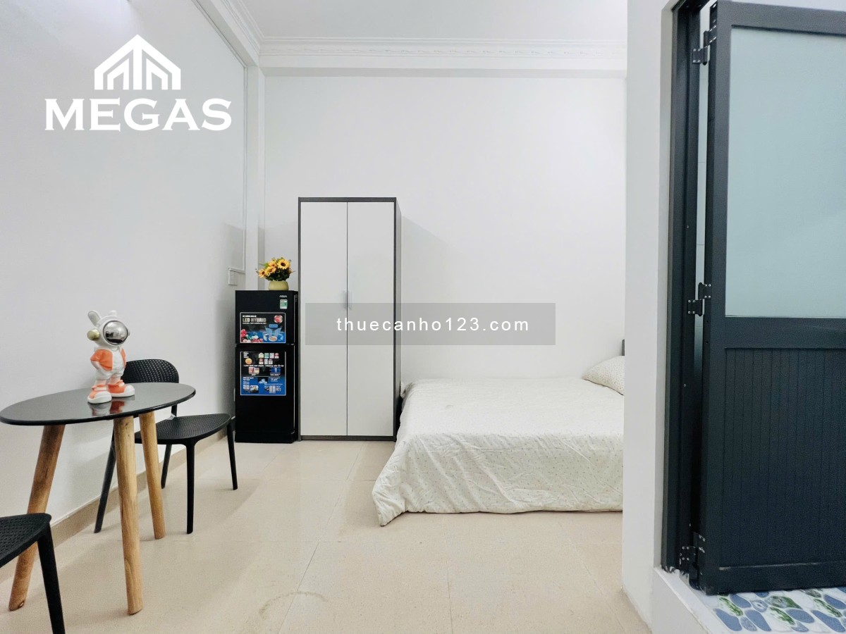 Căn hộ full nội thất mới tinh - Cửa sổ thoáng - Ngay vòng xoay Phú Lâm