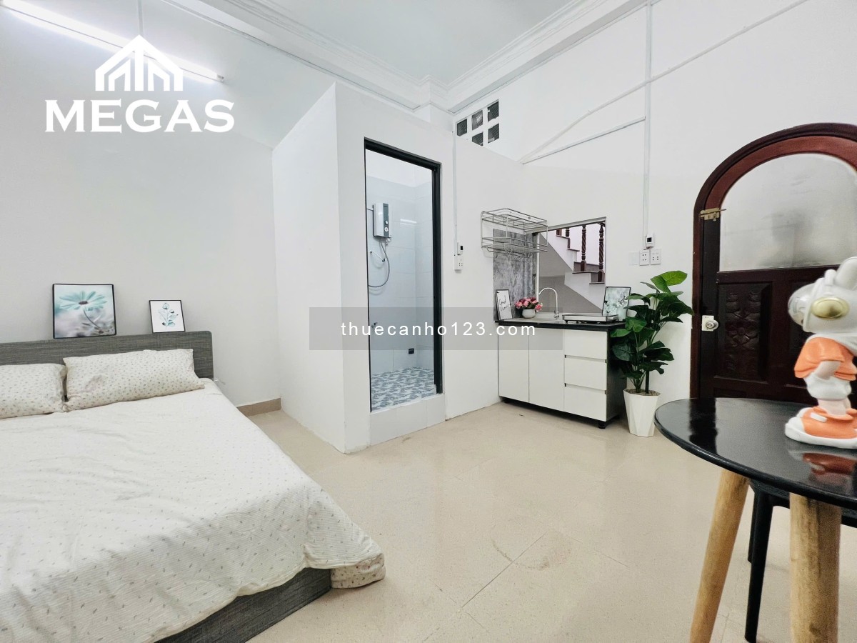 Căn hộ full nội thất mới tinh - Cửa sổ thoáng - Ngay vòng xoay Phú Lâm