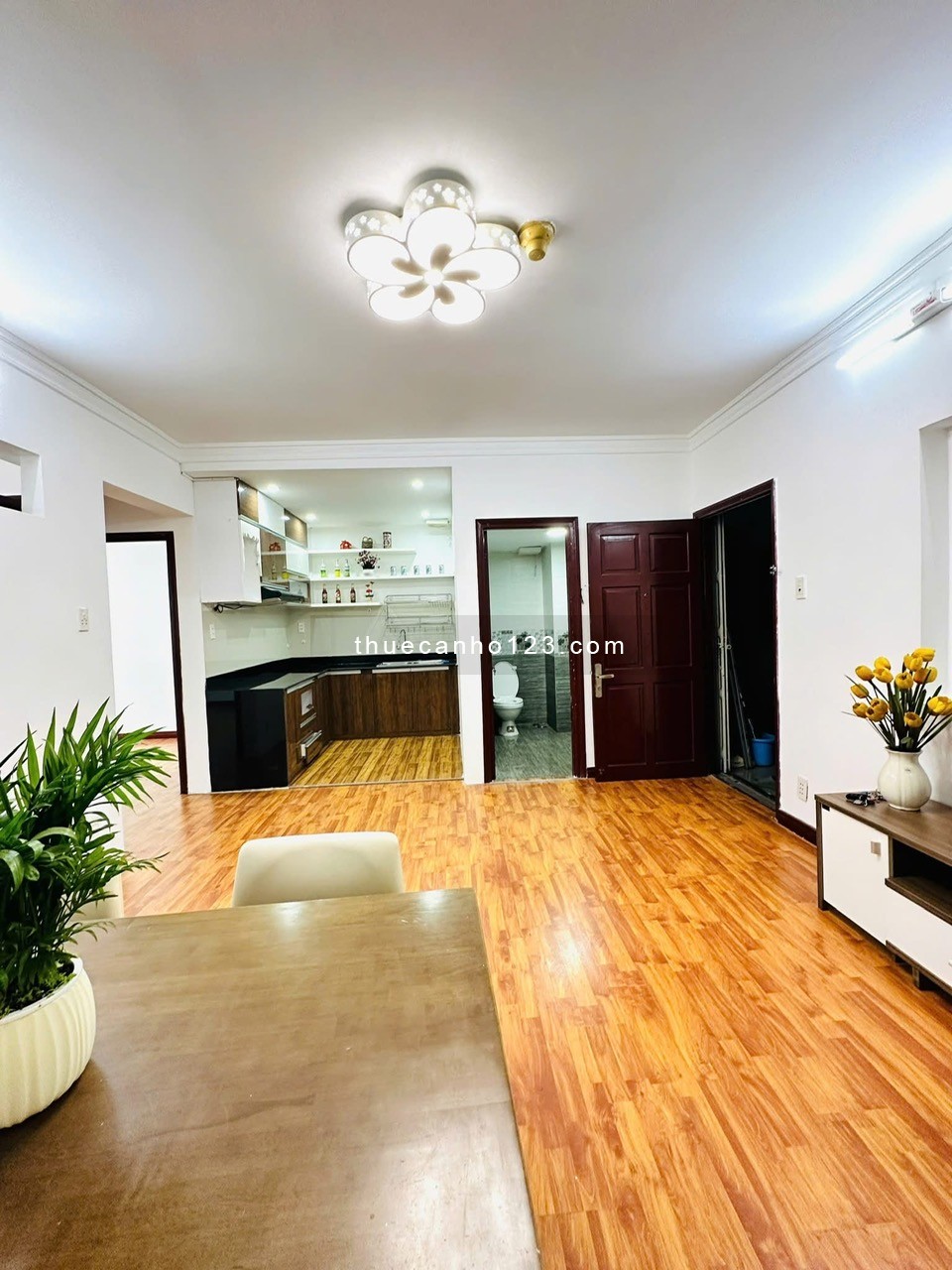 Chung cư Âu Cơ Tower, Âu Cơ, TP: 3p ngủ, 12tr, ban công, 95m2