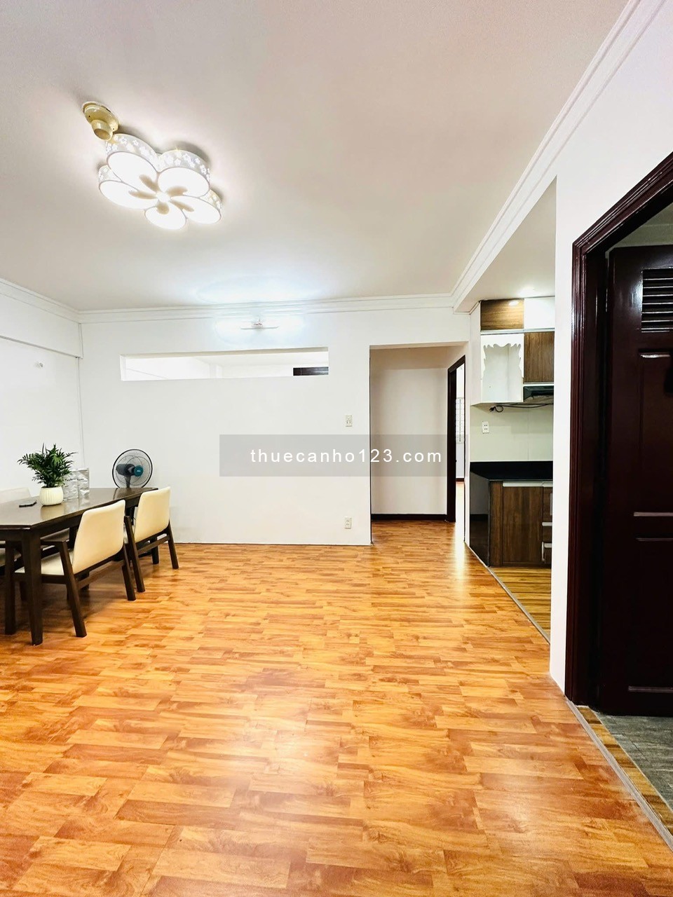 Chung cư Âu Cơ Tower, Âu Cơ, TP: 3p ngủ, 12tr, ban công, 95m2