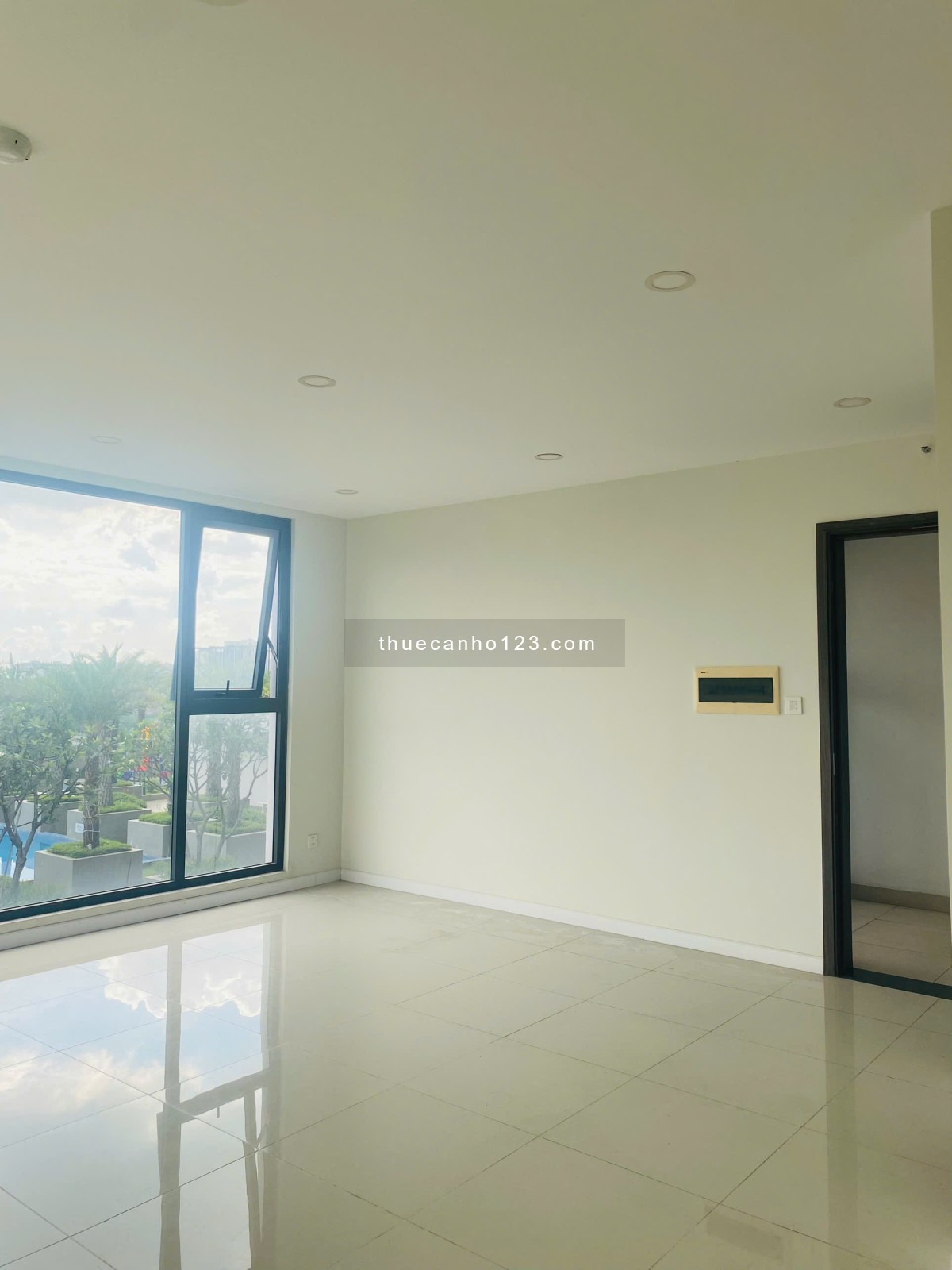 Cho thuê nhanh căn Officetel góc 53m2 Lavida Plus, view sông + hồ bơi. NTCB, giá 11tr/tháng