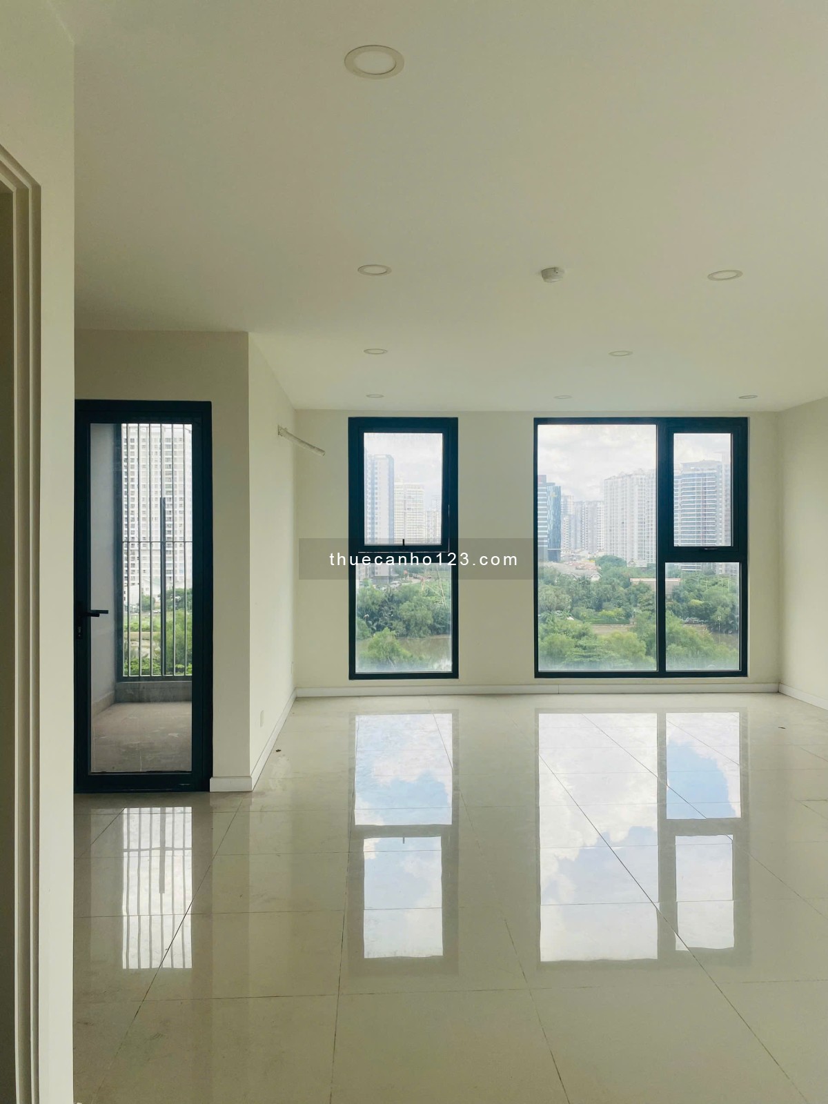 Cho thuê nhanh căn Officetel góc 53m2 Lavida Plus, view sông + hồ bơi. NTCB, giá 11tr/tháng