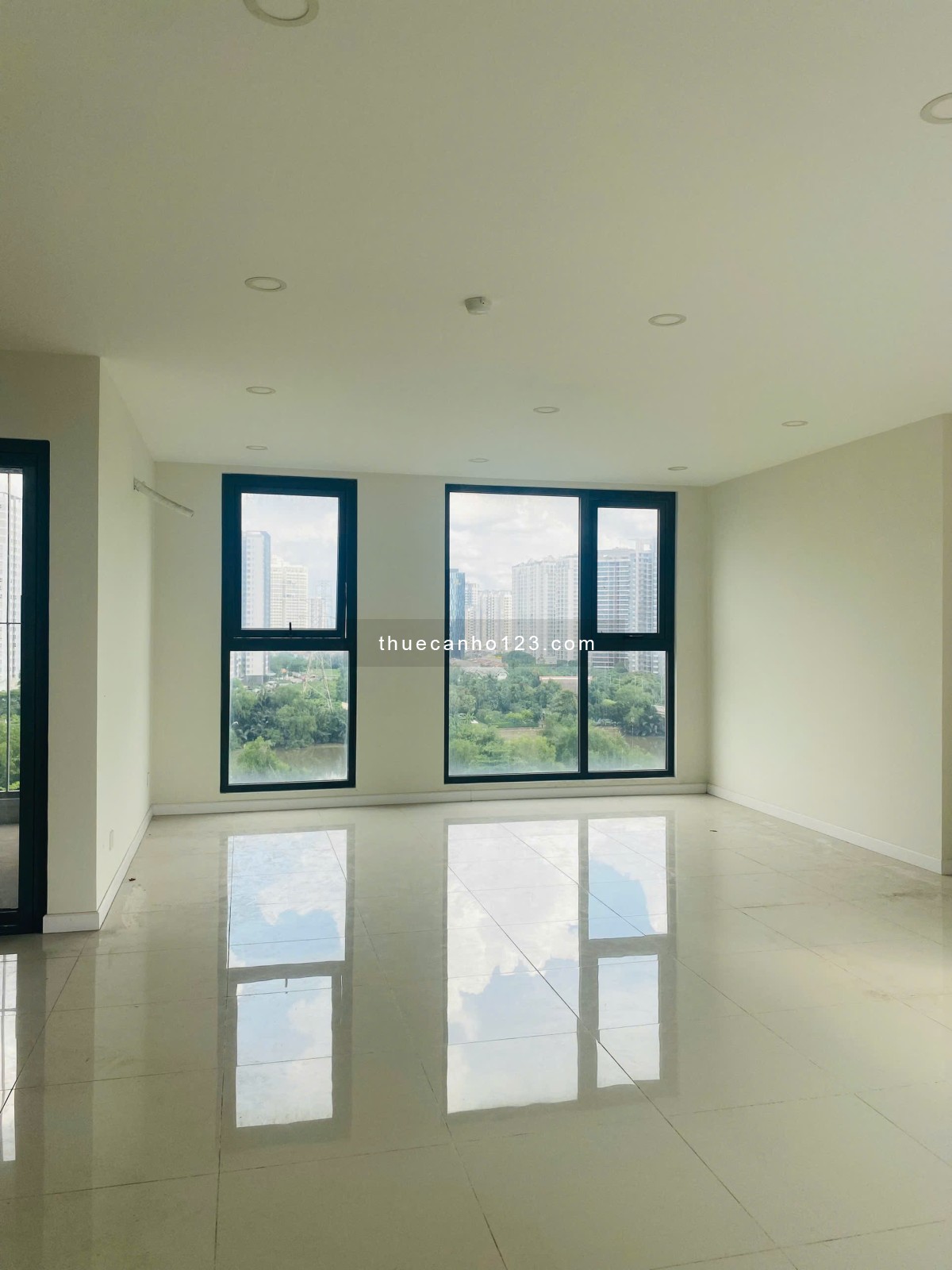 Cho thuê nhanh căn Officetel góc 53m2 Lavida Plus, view sông + hồ bơi. NTCB, giá 11tr/tháng