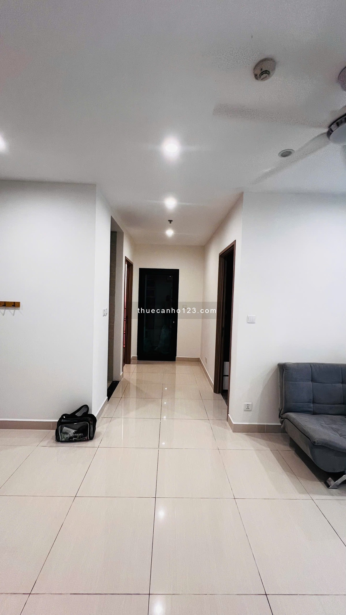 Cho thuê CC 2PN, 1VS, 55m2 tại S302, trung tâm Vinhomes Smart City, full đồ, gần trường học