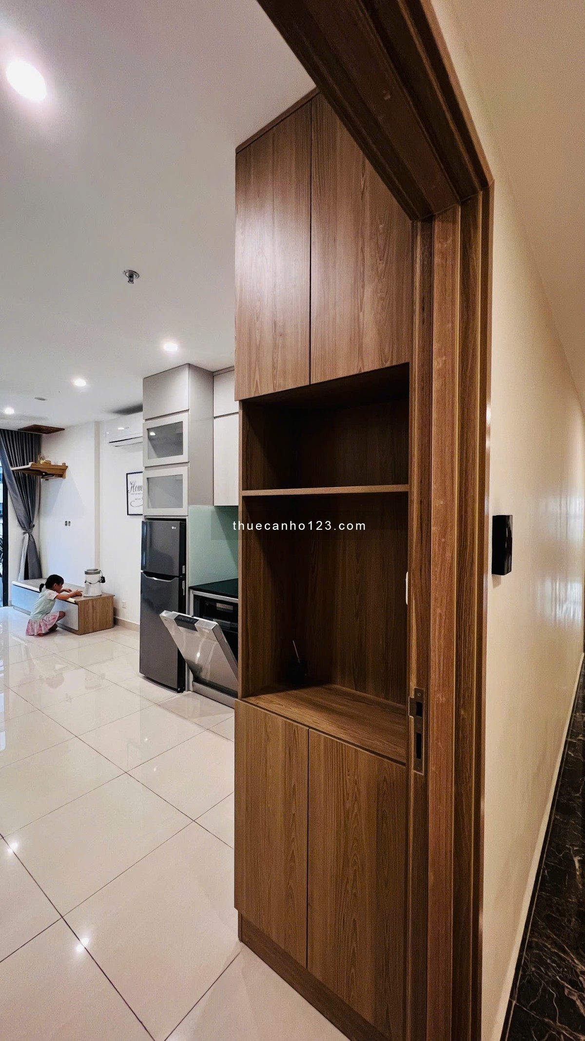 Cho thuê CC 2PN, 1VS, 55m2 tại S302, trung tâm Vinhomes Smart City, full đồ, gần trường học