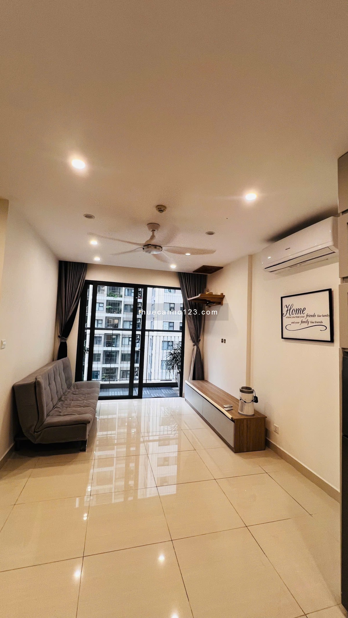 Cho thuê CC 2PN, 1VS, 55m2 tại S302, trung tâm Vinhomes Smart City, full đồ, gần trường học
