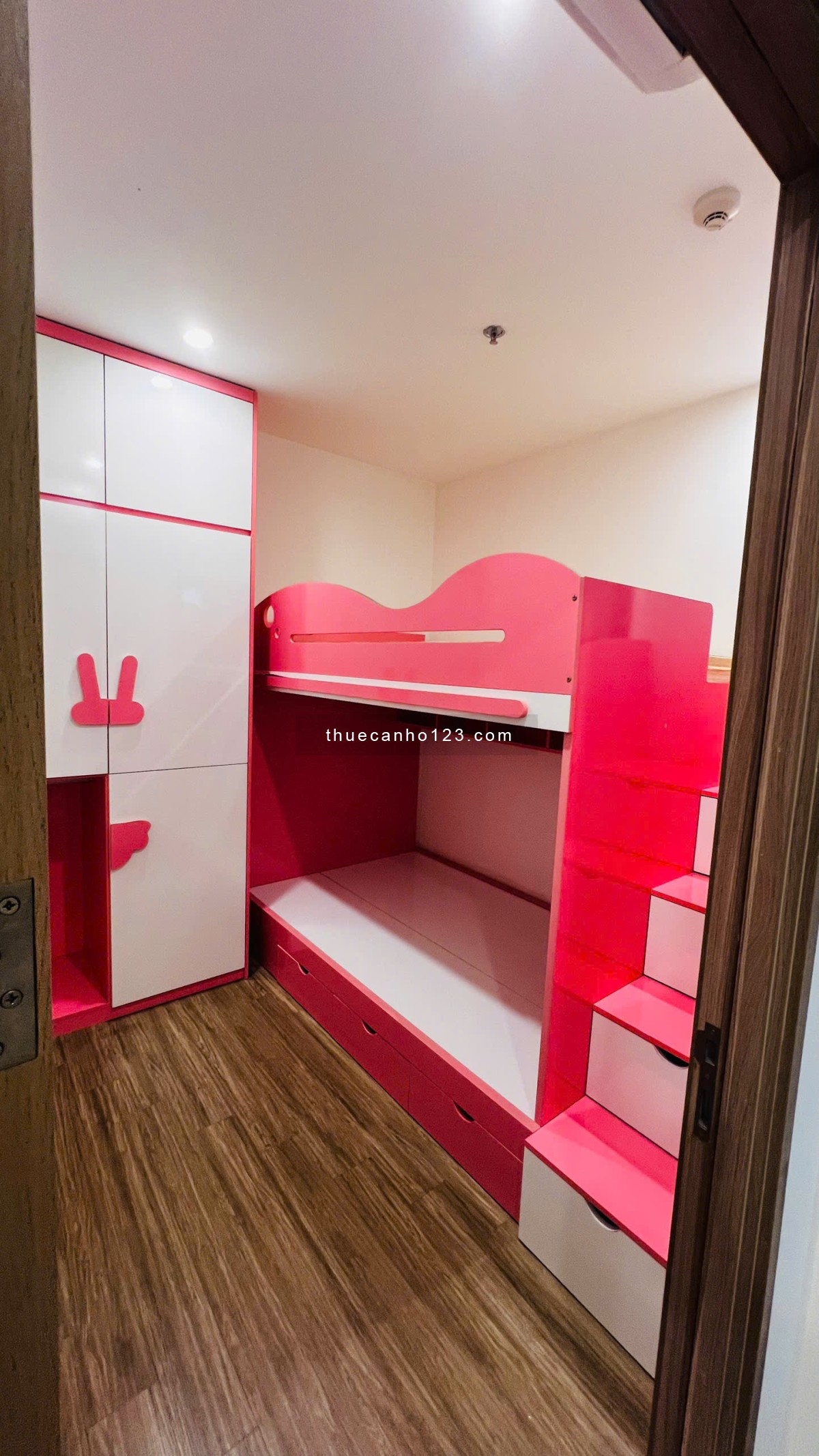 Cho thuê CC 2PN, 1VS, 55m2 tại S302, trung tâm Vinhomes Smart City, full đồ, gần trường học