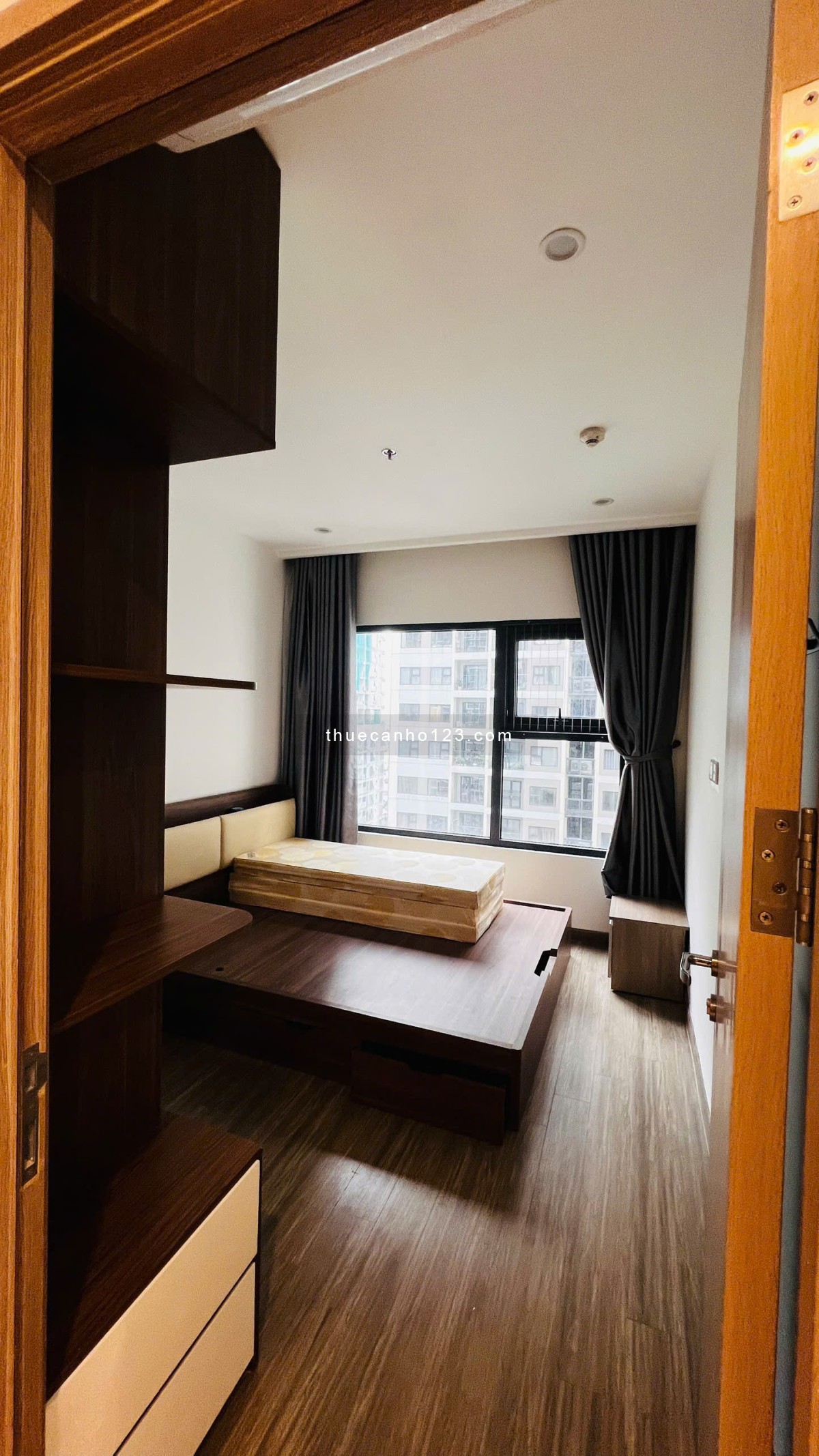 Cho thuê CC 2PN, 1VS, 55m2 tại S302, trung tâm Vinhomes Smart City, full đồ, gần trường học